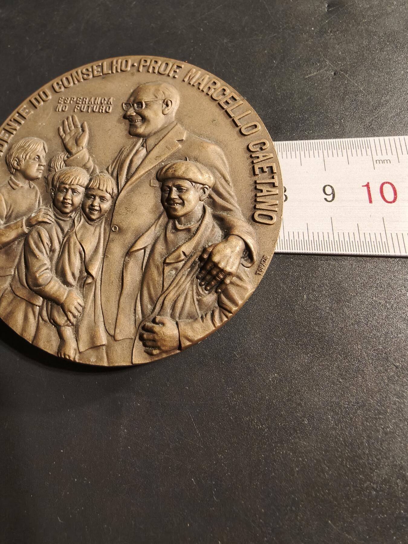 老王徽章第173期 葡萄牙1969纪念波尔多市的共和统治大铜章    该章编号254     直径80mm     重量257g