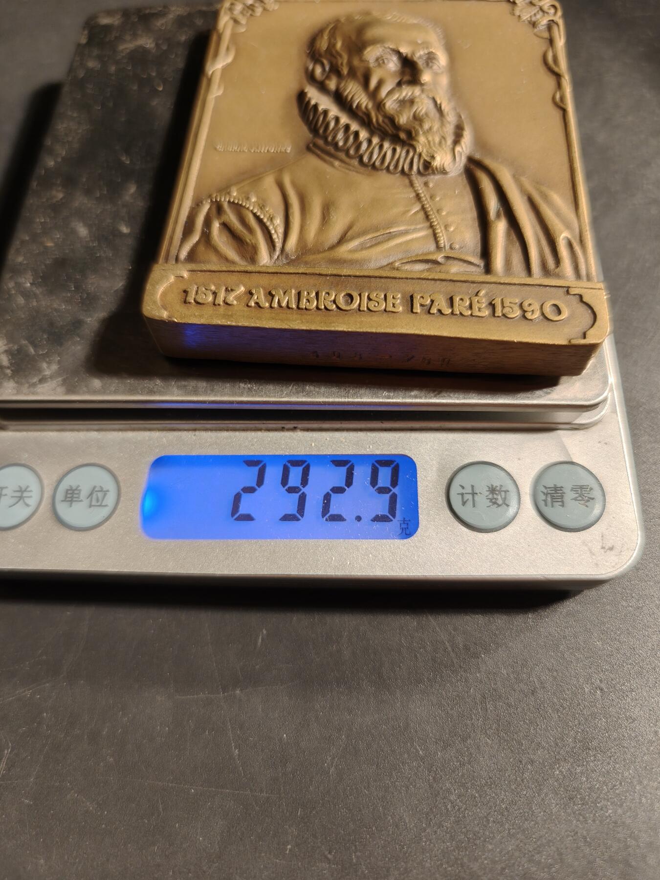 老王徽章第173期 葡萄牙纪念法国著名外科医生昂布瓦斯·帕雷方形大铜章       昂布瓦斯·帕雷著名法国外科医生(1511-1590)。 他以发现动脉结扎法而闻名，他用此法代替了截肢时的烧灼止血。 他是亨利二世、弗朗索瓦二世、查理九世和亨利三世的御用外科医生。 他说每一位伤员：“我为他包扎，上帝治愈了他。”       尺寸59×84mm    重量292.5g     该章共发行750枚该枚编号408 