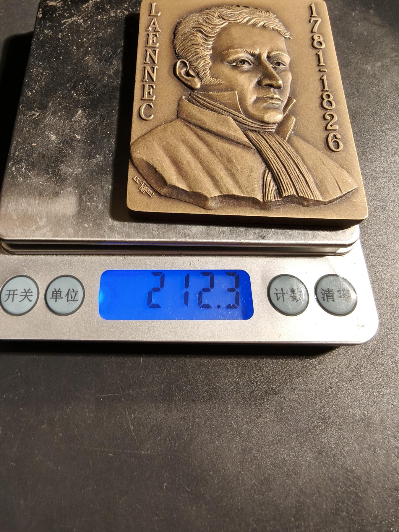 老王徽章第173期 葡萄牙纪念法国著名医生雷内·拉埃内克方形大铜章      拉埃内克（1781-1826）是一位法国医生、音乐家，也是听诊器的发明者        尺寸58×81mm     重量212.3g     共发行400枚该枚编号235