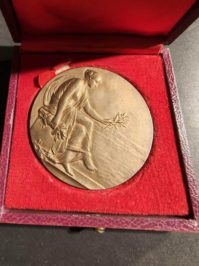 老王徽章第173期 - 法国橄榄枝女神镀金大银章     950银镀金    原盒美品    直径58mm     重量101.3g