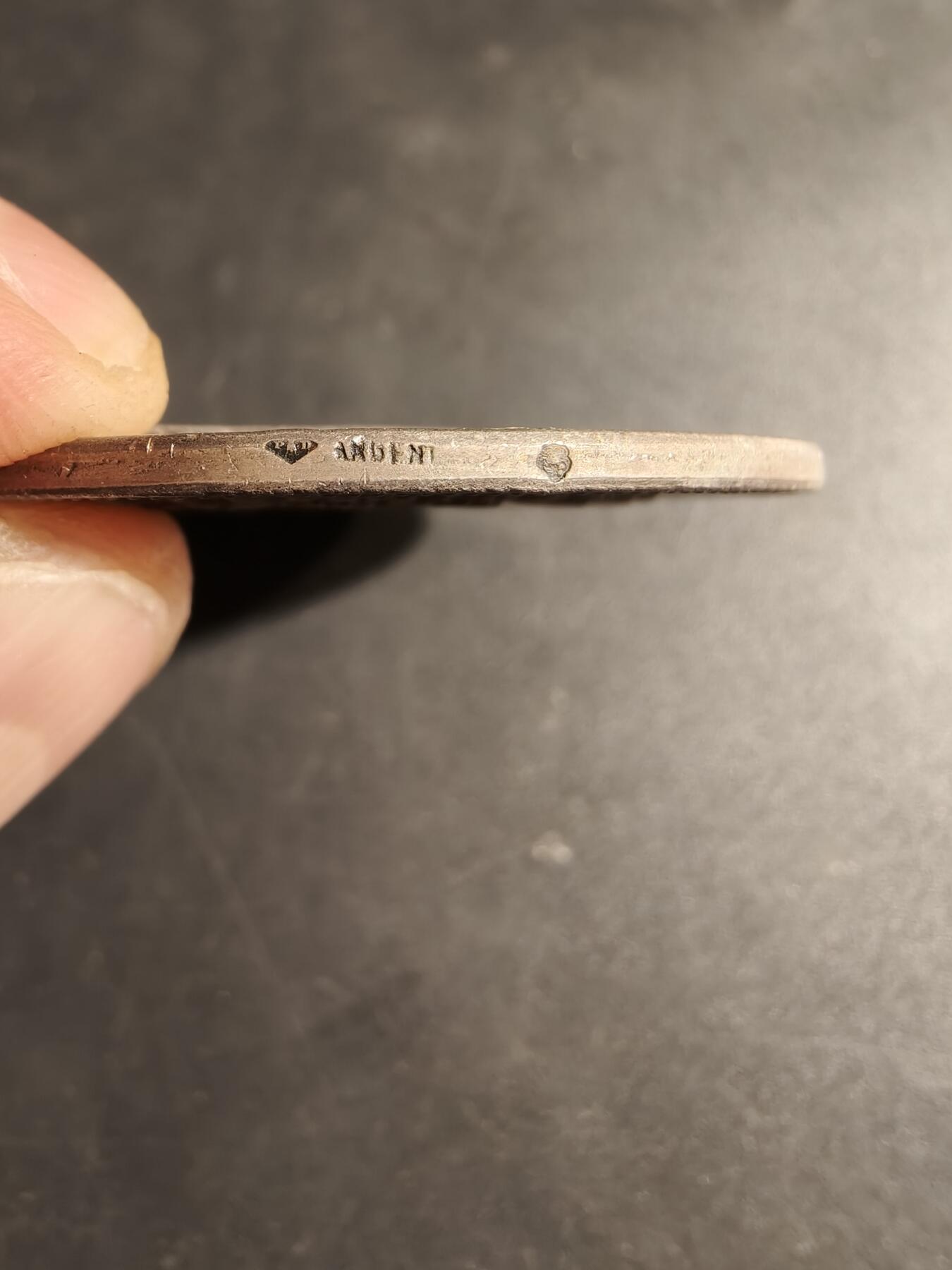 老王徽章第173期 法国巴黎医学院大银章     原盒    正面为古罗马医圣埃斯库拉庇俄斯      直径49mm     重量47.7g      950银