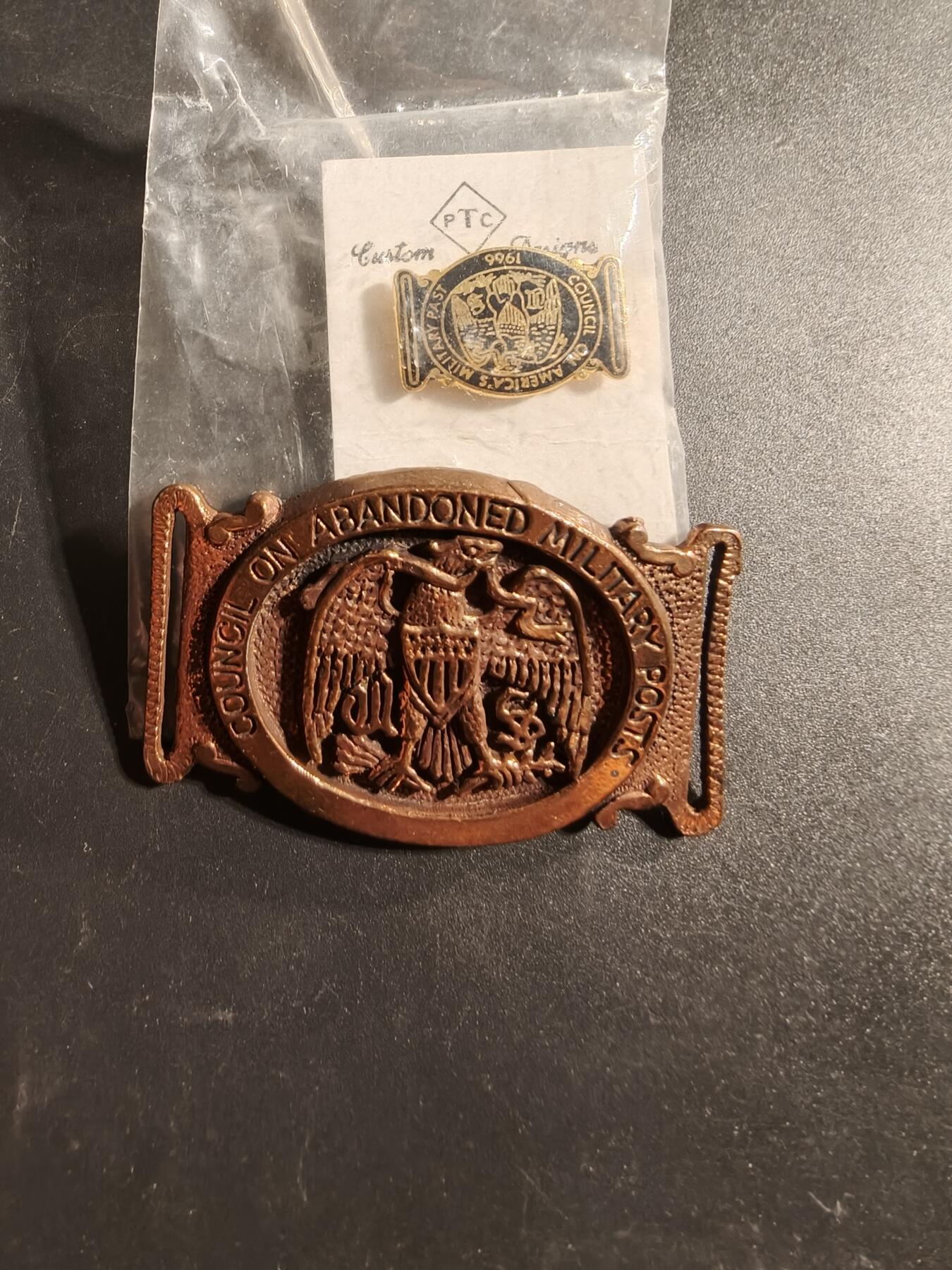 老王徽章第173期 美国废弃军事哨所理事会皮带扣和证章一组