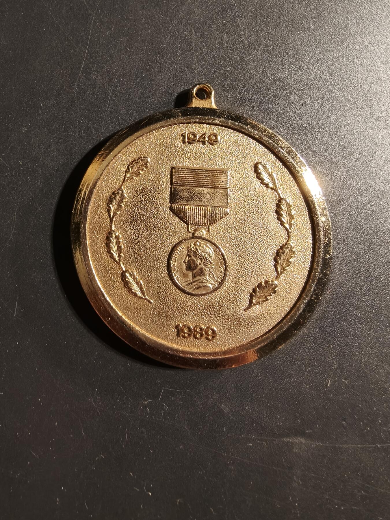 老王徽章第173期 法国劳工奖章40周年纪念章    直径49mm    重量49.2g