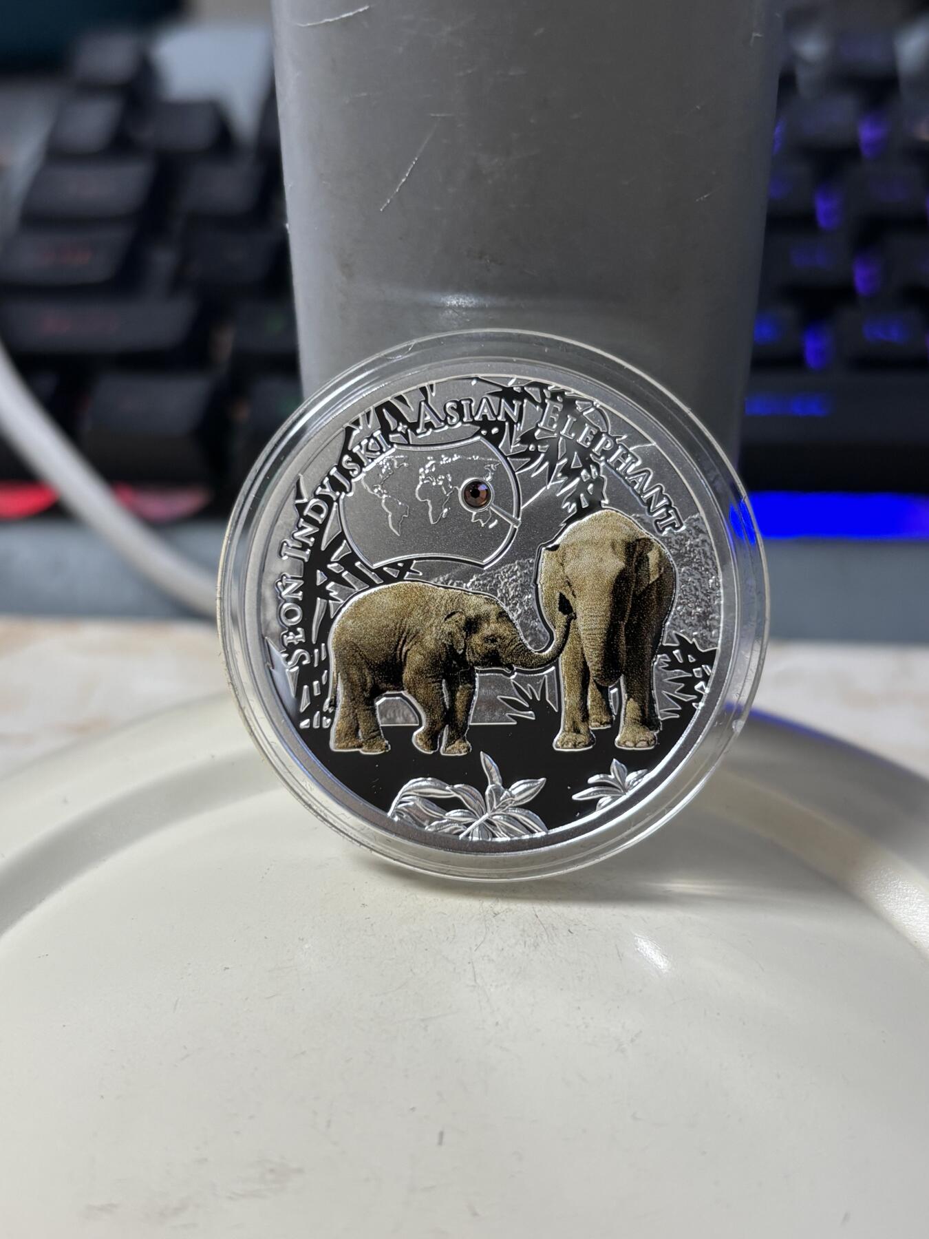 第186期拍卖 纽埃2016年濒危动物物种亚洲象镶嵌水晶彩银币，999银，17.5克，发行2000枚