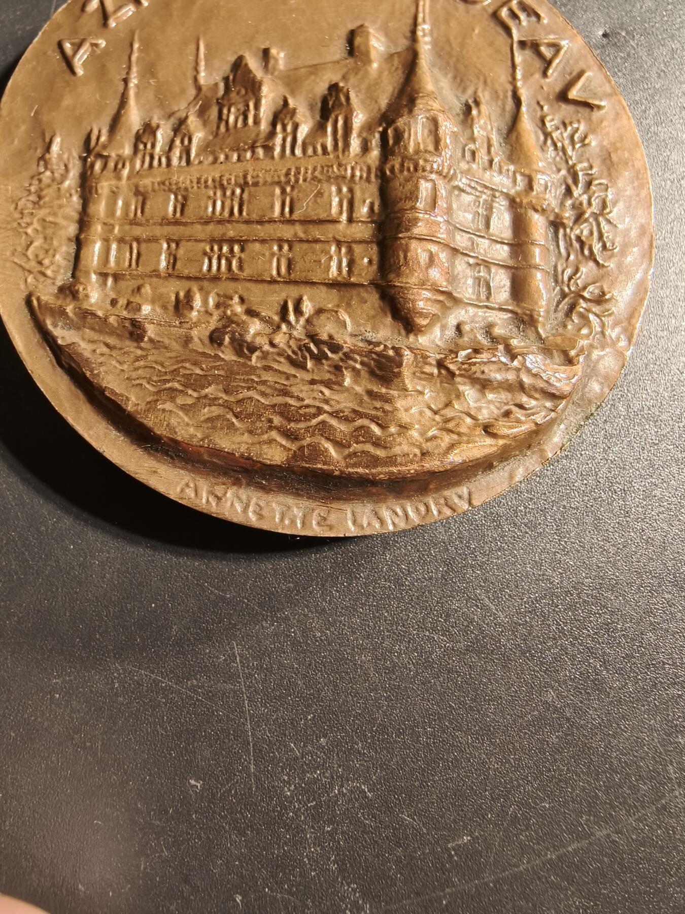 老王徽章第173期 法国阿扎勒里多城堡大铜章     原盒      高浮雕       正面描绘了一位裸体女性形象，配有法国著名诗人龙萨的《致玛丽的颂歌》     直径59mm      重量124.7g