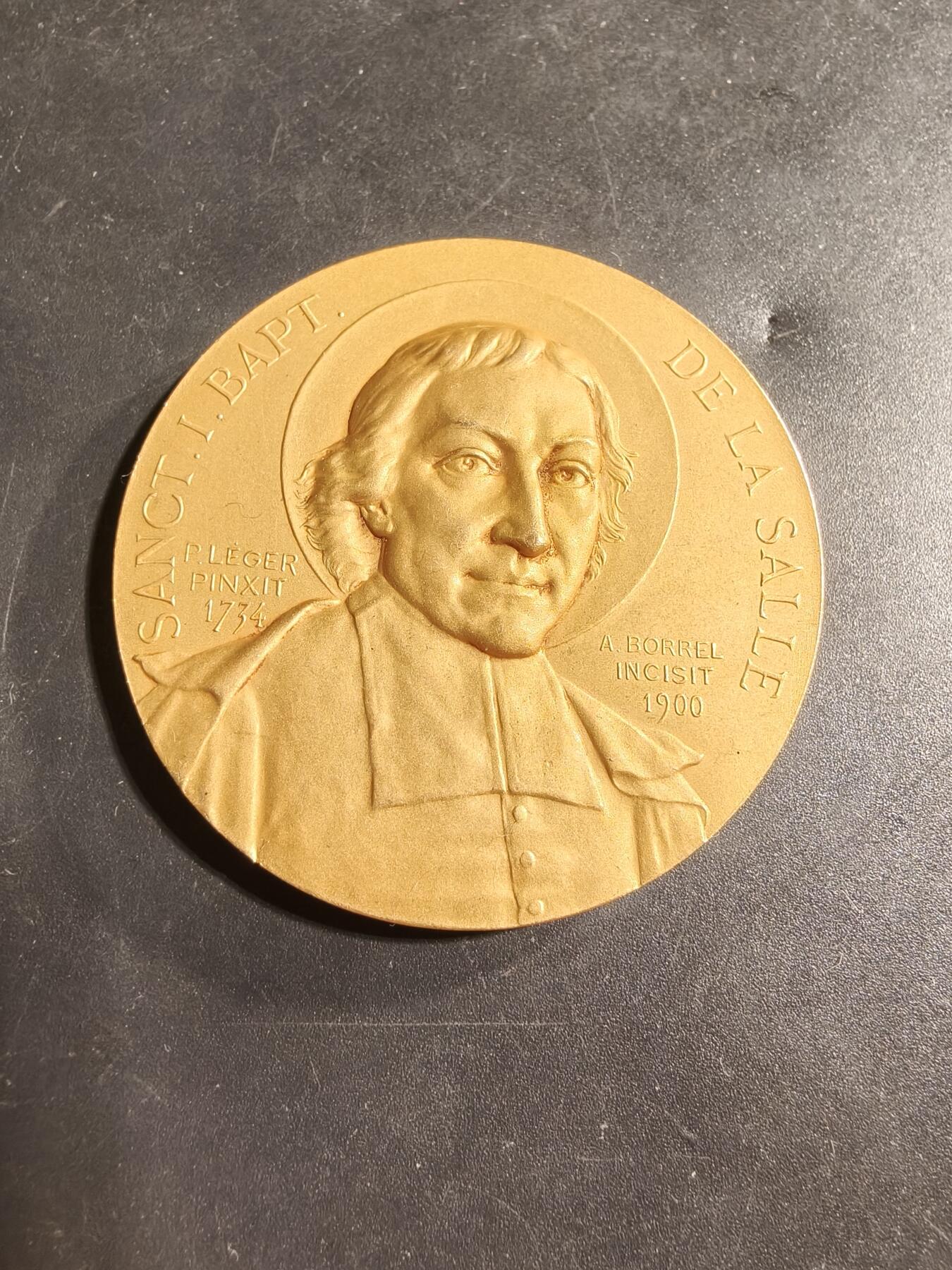 老王徽章第173期 法国天主教联谊协会镀金大铜章      直径50mm     重量61.3g