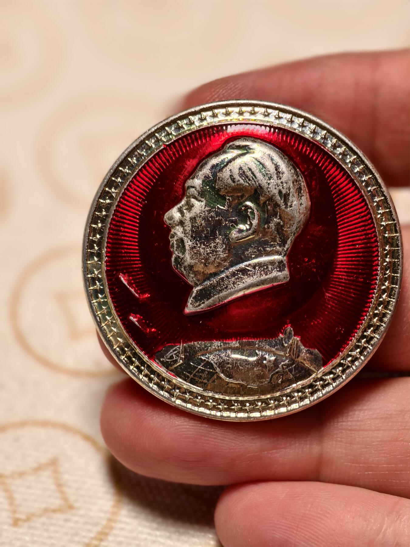 抚柳草堂-第五期章牌钱币（元旦欢庆场） 奖章勋章限时免佣 满百包邮 放漏专场 毛主席像章 重5.5g 直径40.3mm 品相如图