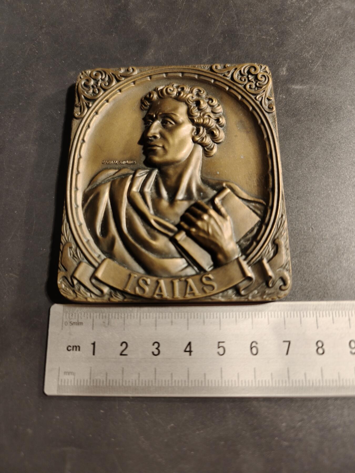 老王徽章第173期 葡萄牙纪念旧约先知以赛亚方形大铜章     赛亚是公元前8世纪下半叶的伟大先知之一。 他曾担任亚述帝国扩张时期以色列国王的顾问。 他通过神谕和葡萄园的寓言来解释失败和流放，认为这是上帝纠正其子民的方式。   尺寸64×85mm     重量262g      该章共发行500枚该枚编号113 