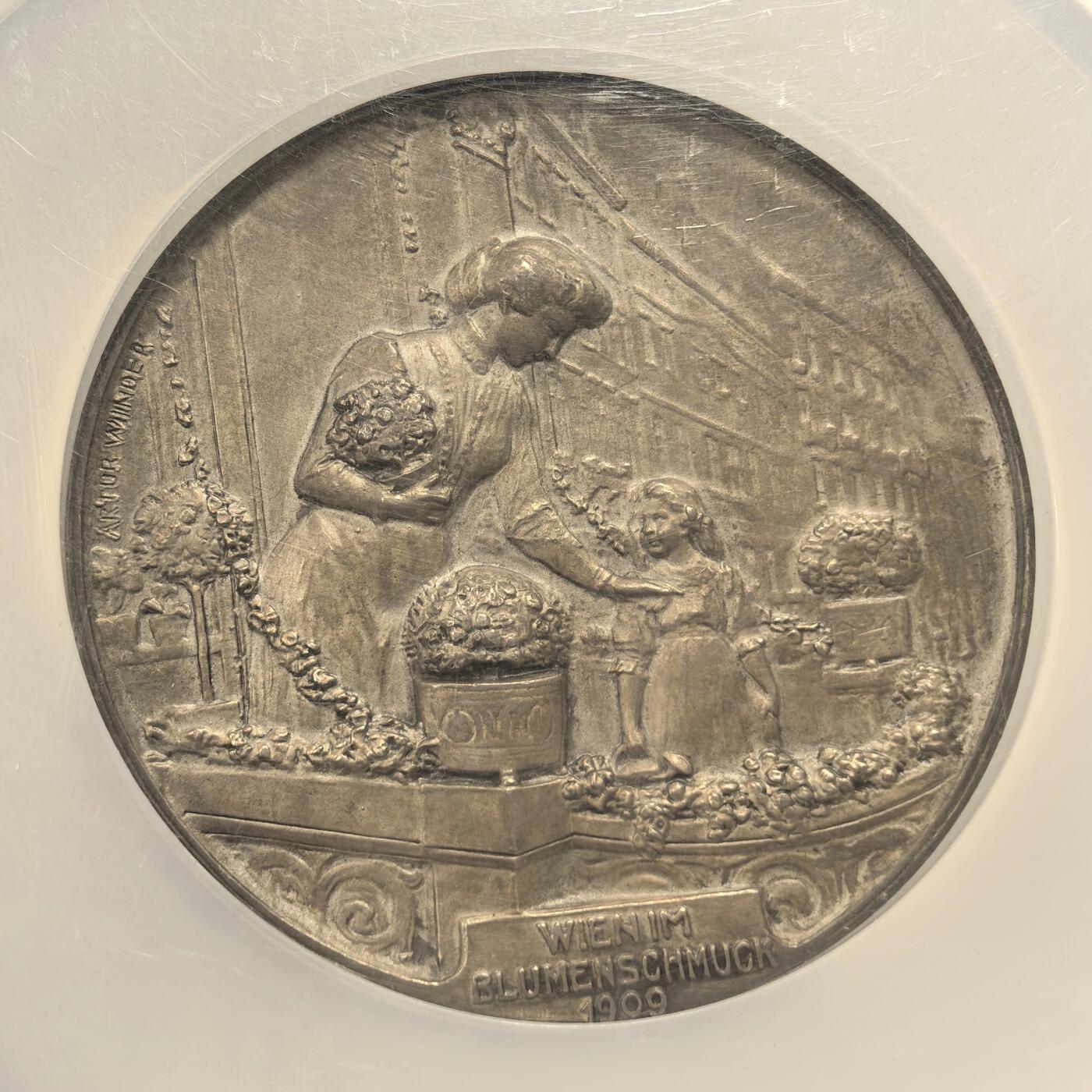 博洋堂“岁启嘉年”2026新年精品大拍专场暨第155期（全场包邮） NGC MS64 维也纳1909年市长纪念超大银章，唯一冠军分，62mm加大加厚盒子！超高浮雕！背面如诗歌般构筑了鲜花遍地的维也纳城市街道中，母亲带着女儿在幸福地徜徉。