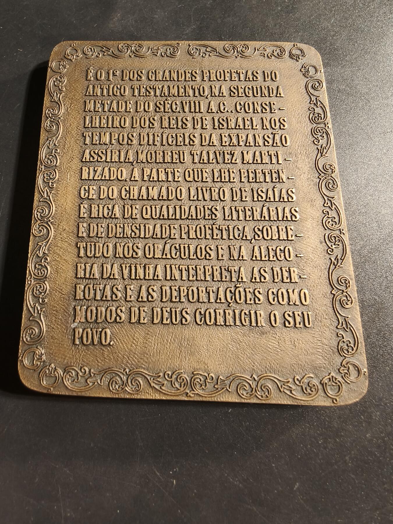 老王徽章第173期 葡萄牙纪念旧约先知以赛亚方形大铜章     赛亚是公元前8世纪下半叶的伟大先知之一。 他曾担任亚述帝国扩张时期以色列国王的顾问。 他通过神谕和葡萄园的寓言来解释失败和流放，认为这是上帝纠正其子民的方式。   尺寸64×85mm     重量262g      该章共发行500枚该枚编号113 