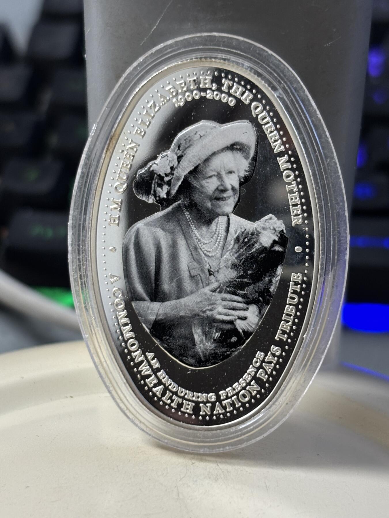 第186期拍卖 赞比亚2000年女王母亲肖像彩色纪念银币3枚套，925银，20克*3，银价999，有瑕疵