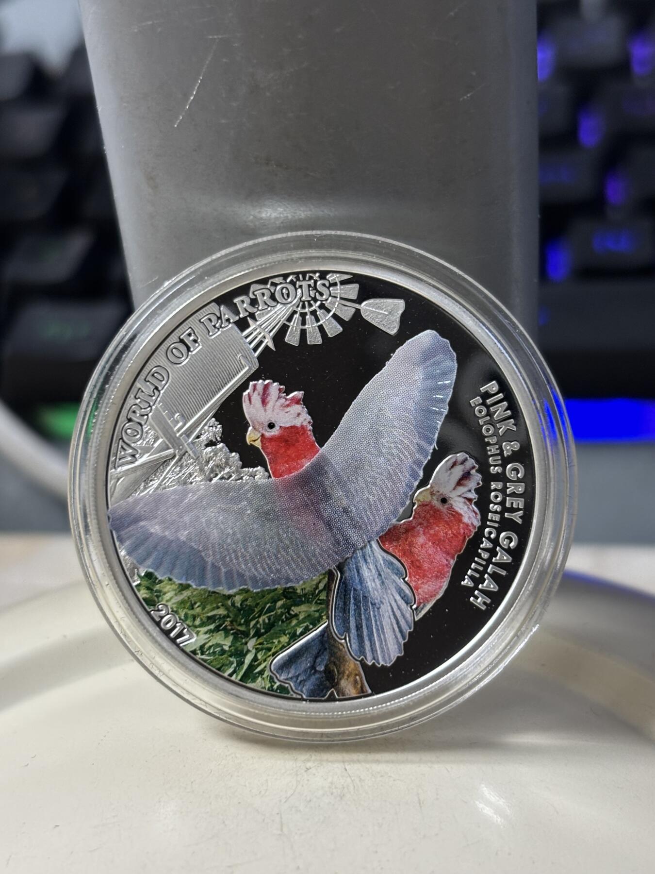 第186期拍卖 库克2017年3D立体展翅飞翔系列粉灰色凤头鹦鹉银币，925银，20克，发行2500枚