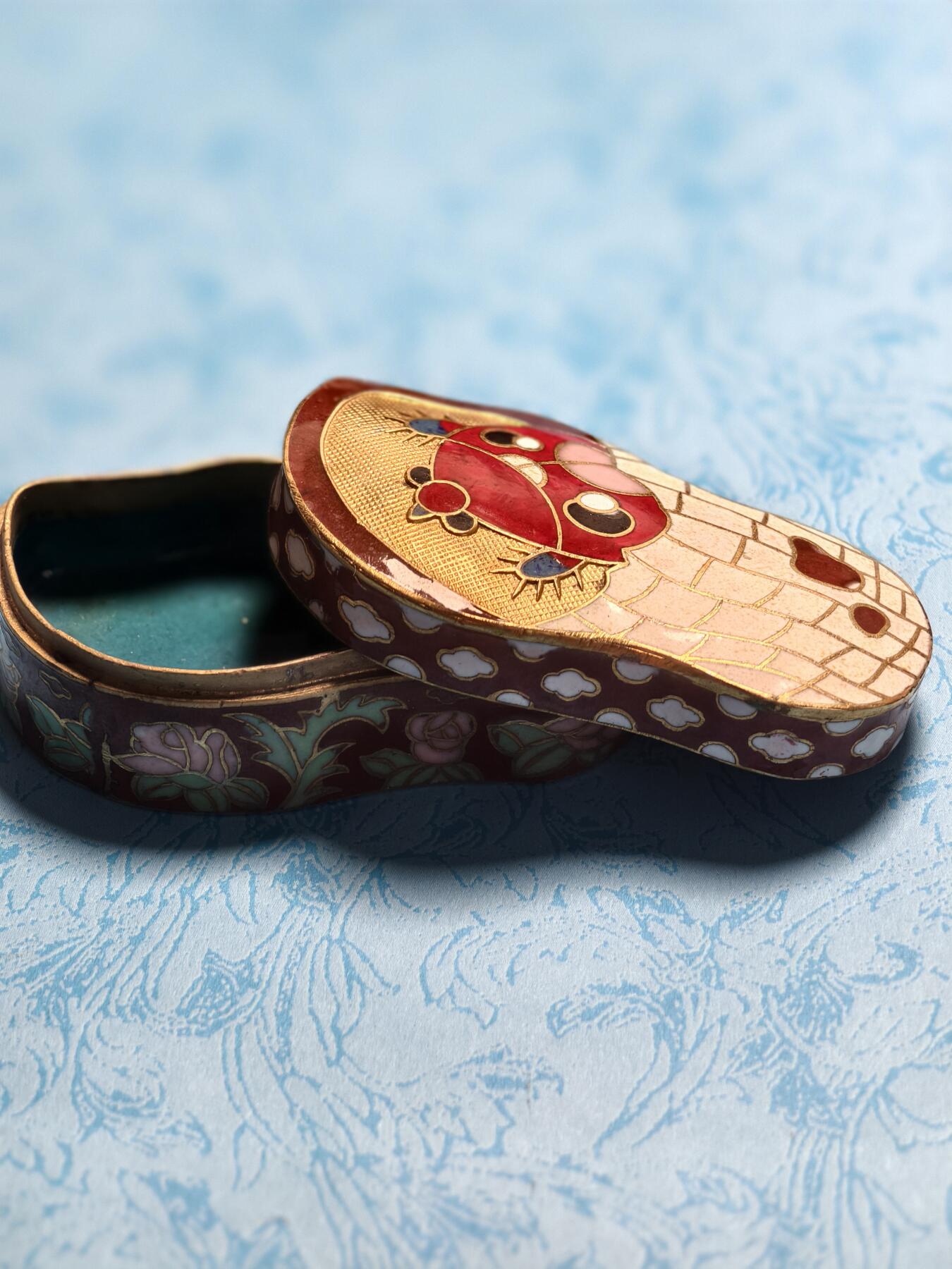 抚柳草堂-第五期章牌钱币（元旦欢庆场） 奖章勋章限时免佣 满百包邮 放漏专场 创汇时期景泰蓝花生盒一个 铜胎掐丝珐琅工艺不错