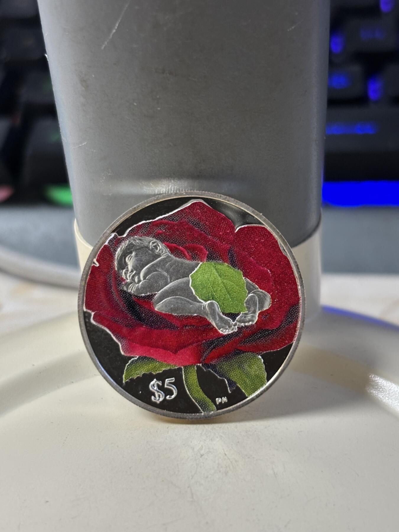 第186期拍卖 维尔京2014年婴儿出生宝宝1/2盎司精制纪念彩色银币，925银，15.55克，发行2014枚，边缘有氧化，没有塑料盒，银价260