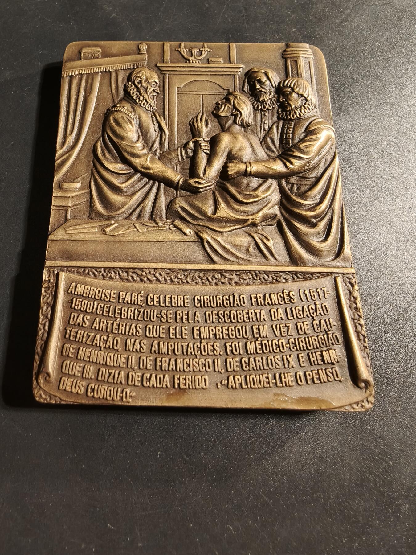 老王徽章第173期 葡萄牙纪念法国著名外科医生昂布瓦斯·帕雷方形大铜章       昂布瓦斯·帕雷著名法国外科医生(1511-1590)。 他以发现动脉结扎法而闻名，他用此法代替了截肢时的烧灼止血。 他是亨利二世、弗朗索瓦二世、查理九世和亨利三世的御用外科医生。 他说每一位伤员：“我为他包扎，上帝治愈了他。”       尺寸59×84mm    重量292.5g     该章共发行750枚该枚编号408 