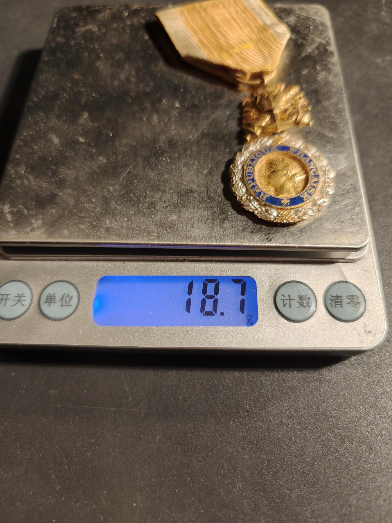 老王徽章第173期 法国军事奖章    五共早期版    950银镀金珐琅     18.7g