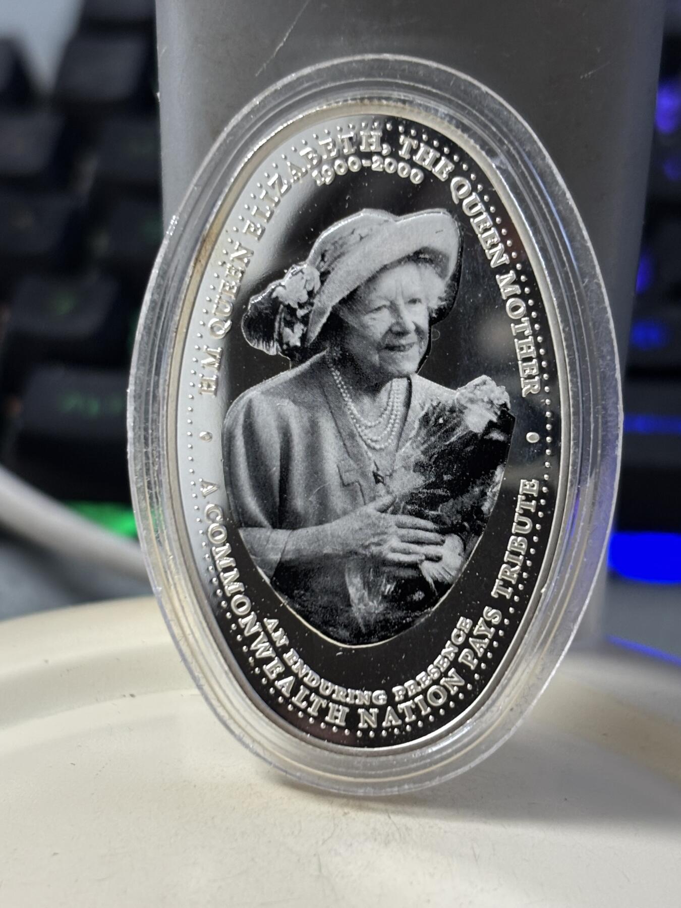 第186期拍卖 赞比亚2000年女王母亲肖像彩色纪念银币3枚套，925银，20克*3，银价999，有瑕疵