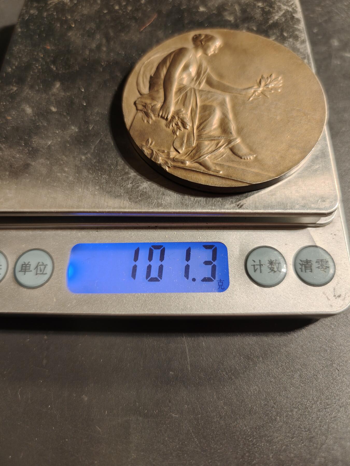 老王徽章第173期 法国橄榄枝女神镀金大银章     950银镀金    原盒美品    直径58mm     重量101.3g