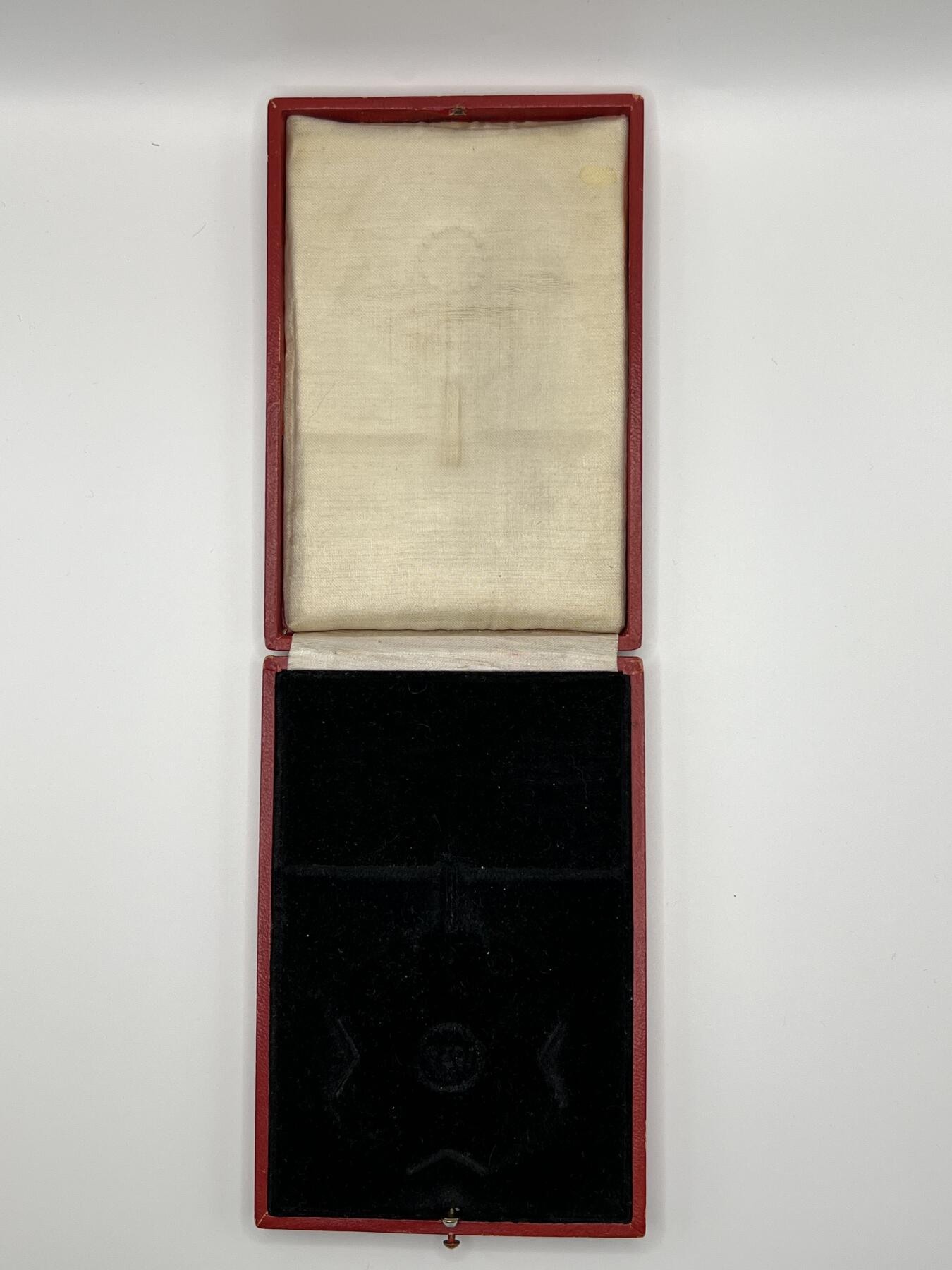 小驴勋章奖章收藏1月2日周五晚六点拍卖（珍爱和平，收藏战争，铭记历史，勿忘国耻，忠党爱国。有偿代拍，送拍规则在简介最后，参拍须阅读规则后再参拍，关系到运费包装发货时效真假辨别等关键信息，拍卖时不再发原图，看大图店主微信码在拍卖店铺介绍里） WWII德骑士级佩剑战功十字勋章（RKVK）带罕见红色原盒，由著名的Deschler & Sohn München厂（1厂）制作，底部打1厂标+900银标，绶带宽3cm长41cm绑绳部分两根绳分别长27cm共95厘米（典型战地使用KVK绶带实配发样式），战时共颁发272/274枚佩剑骑士战功十字，极其罕见，带盒参考价10000欧