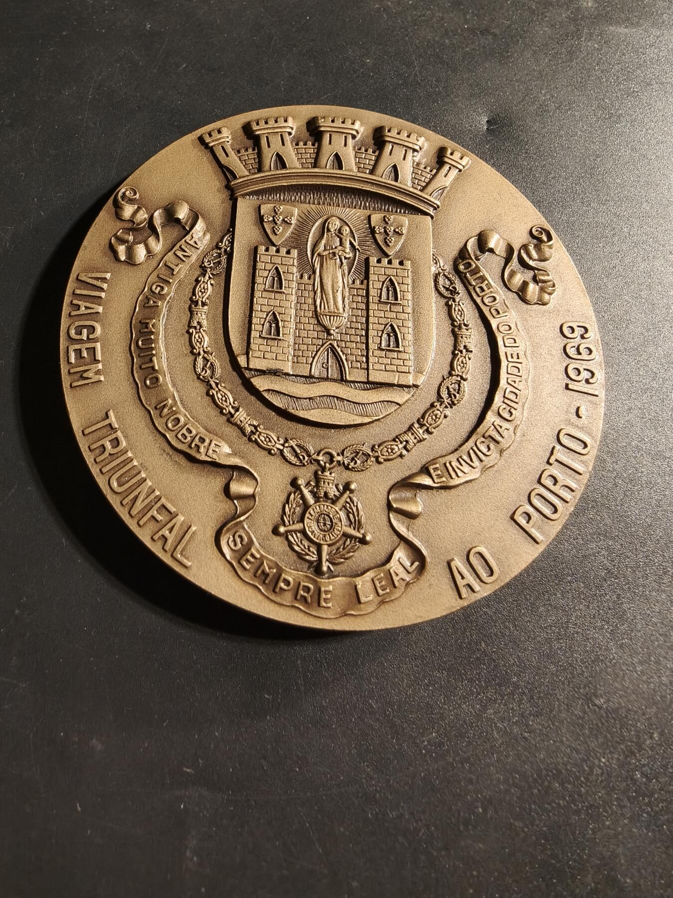 老王徽章第173期 葡萄牙1969纪念波尔多市的共和统治大铜章    该章编号254     直径80mm     重量257g