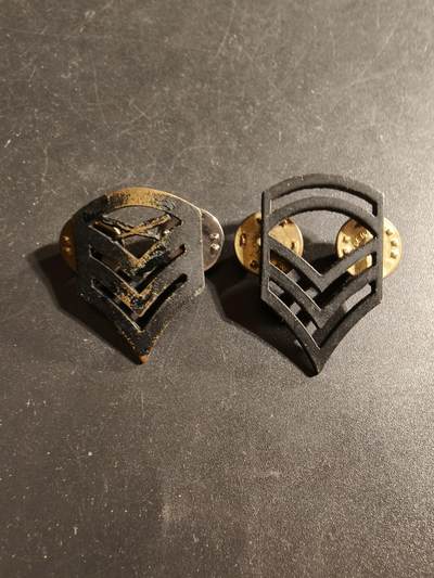 老王徽章第173期 - 美国陆军参谋军士+下士金属军衔一组