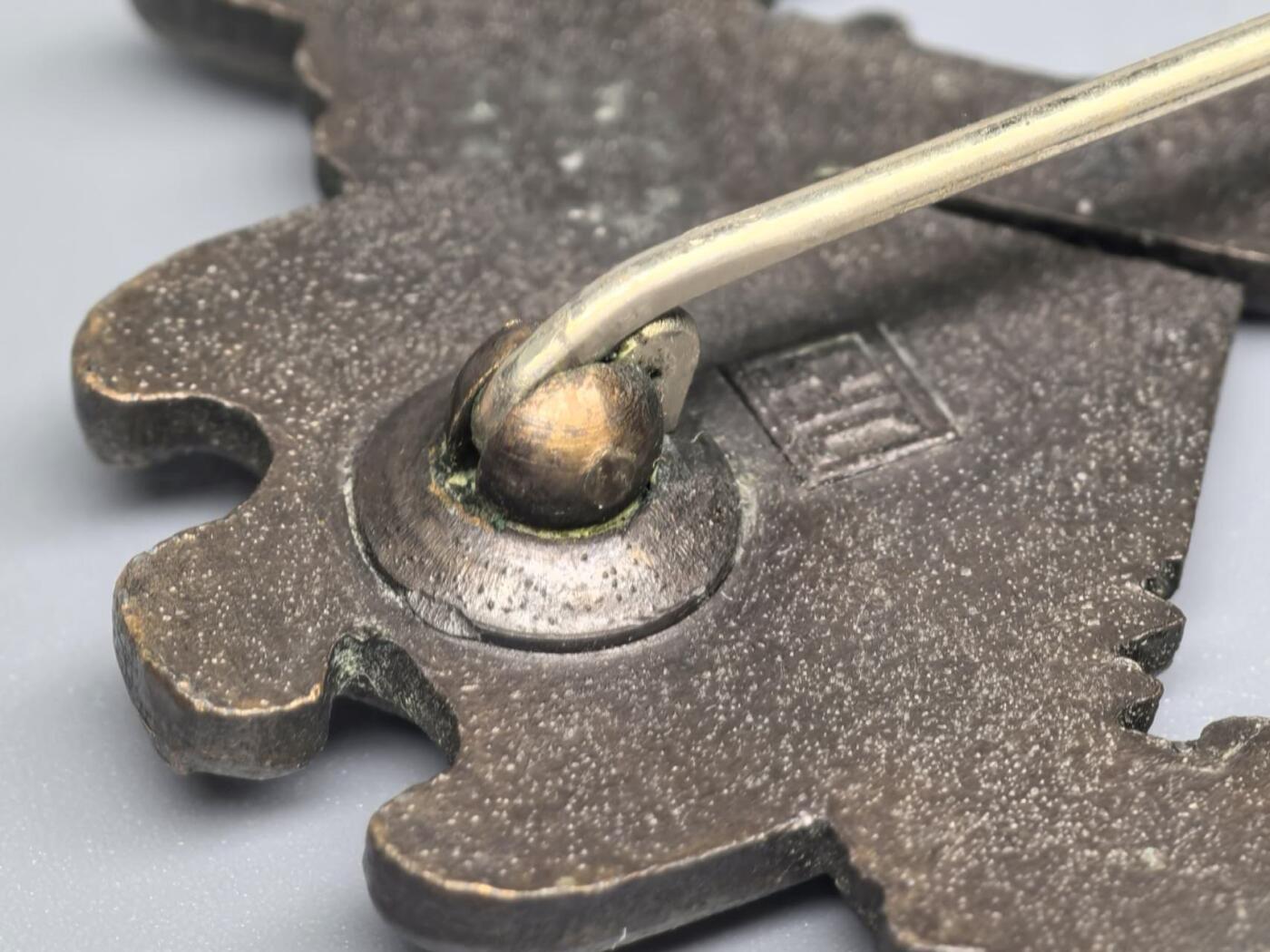 小驴勋章奖章收藏1月2日周五晚六点拍卖（珍爱和平，收藏战争，铭记历史，勿忘国耻，忠党爱国。有偿代拍，送拍规则在简介最后，参拍须阅读规则后再参拍，关系到运费包装发货时效真假辨别等关键信息，拍卖时不再发原图，看大图店主微信码在拍卖店铺介绍里） 德WWII铜级步兵突击奖章，带罕见纸袋，背打JFS标（JOSEF FEIX & SÖHNE-GABLONZ厂，制作很多高品质和带数字战斗章），1.23.2版本，锌合金铸造镀铜，镀层很棒，别杆为Buntmetall合金，少见，参考价550/595欧元不含邮