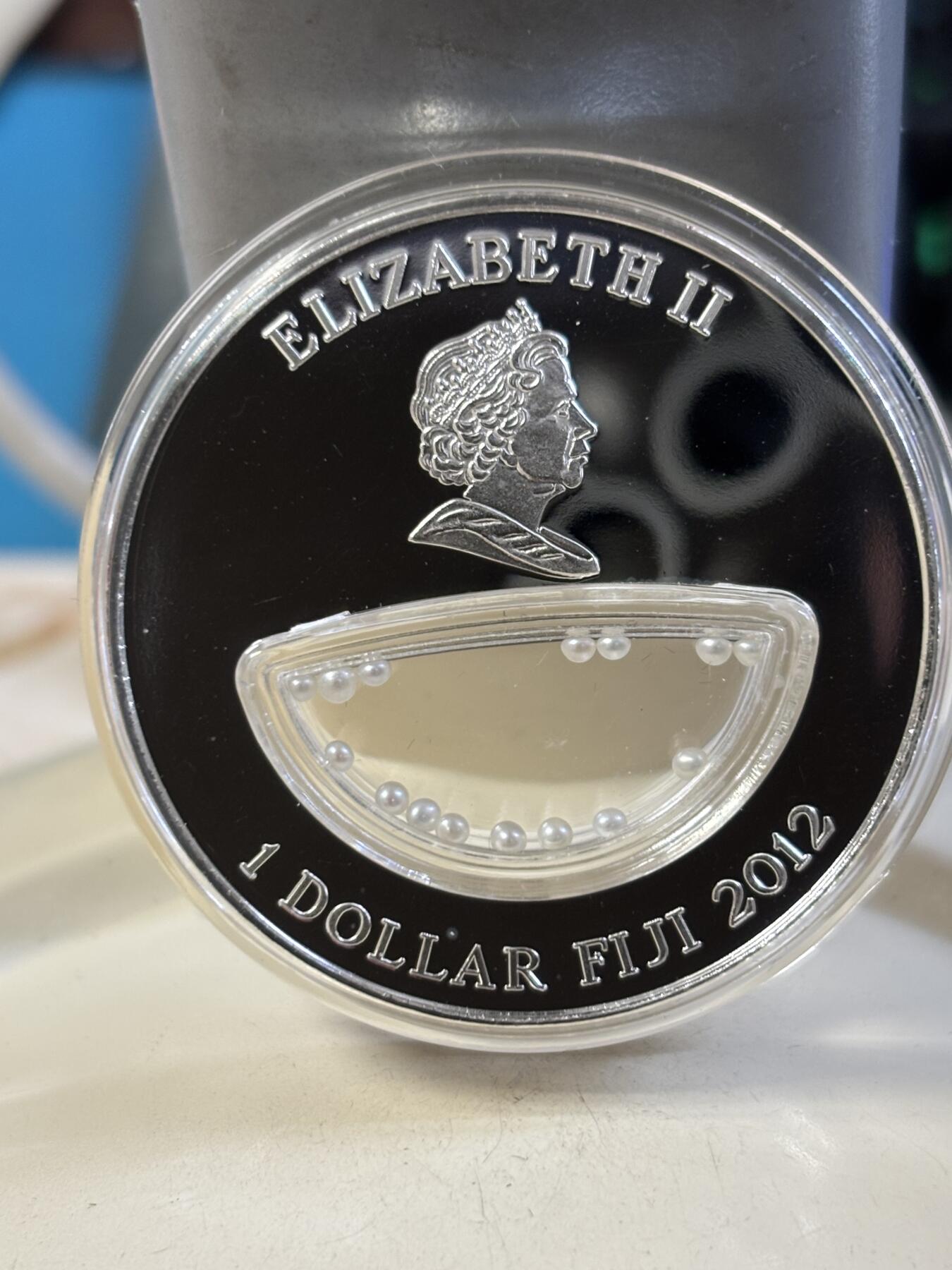 第186期拍卖 斐济2012年自然宝藏系列中空镶嵌中国白珍珠银币，999银，20克，发行999枚