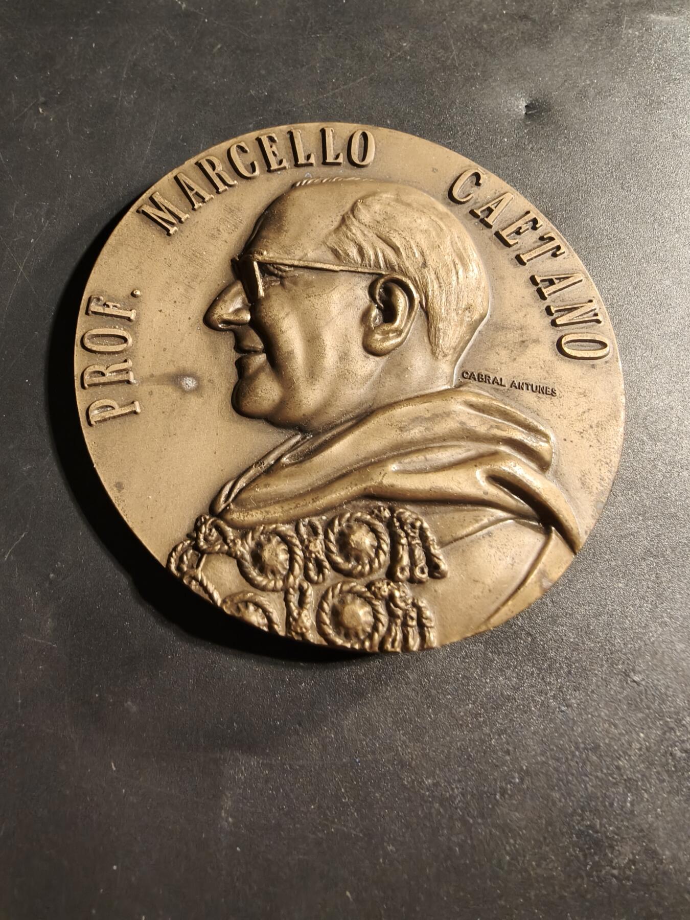 老王徽章第173期 葡萄牙里斯本大学法学院40周年大铜章     高浮雕      直径80mm     重量208.3g