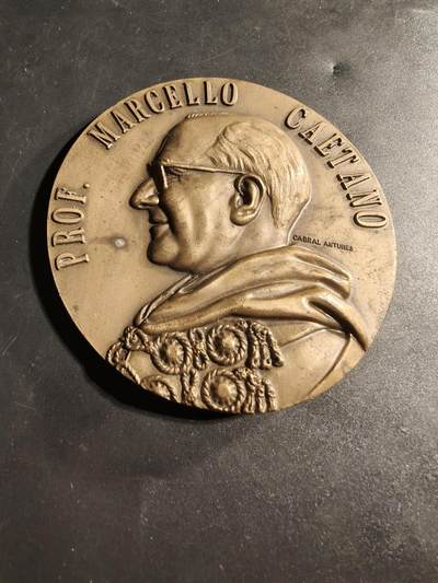 老王徽章第173期 - 葡萄牙里斯本大学法学院40周年大铜章     高浮雕      直径80mm     重量208.3g