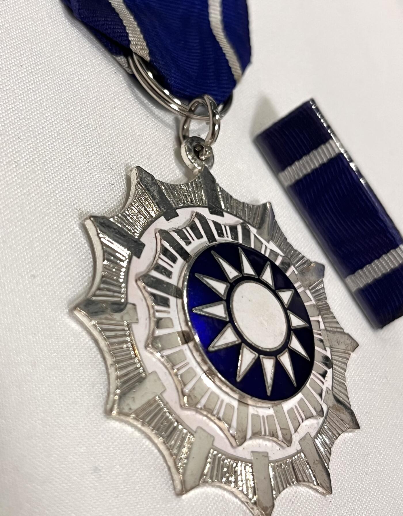 韵星假日拍卖第三十四期 -- Rimey Holidays Auction 34 中国国民党华夏奖章，带略章