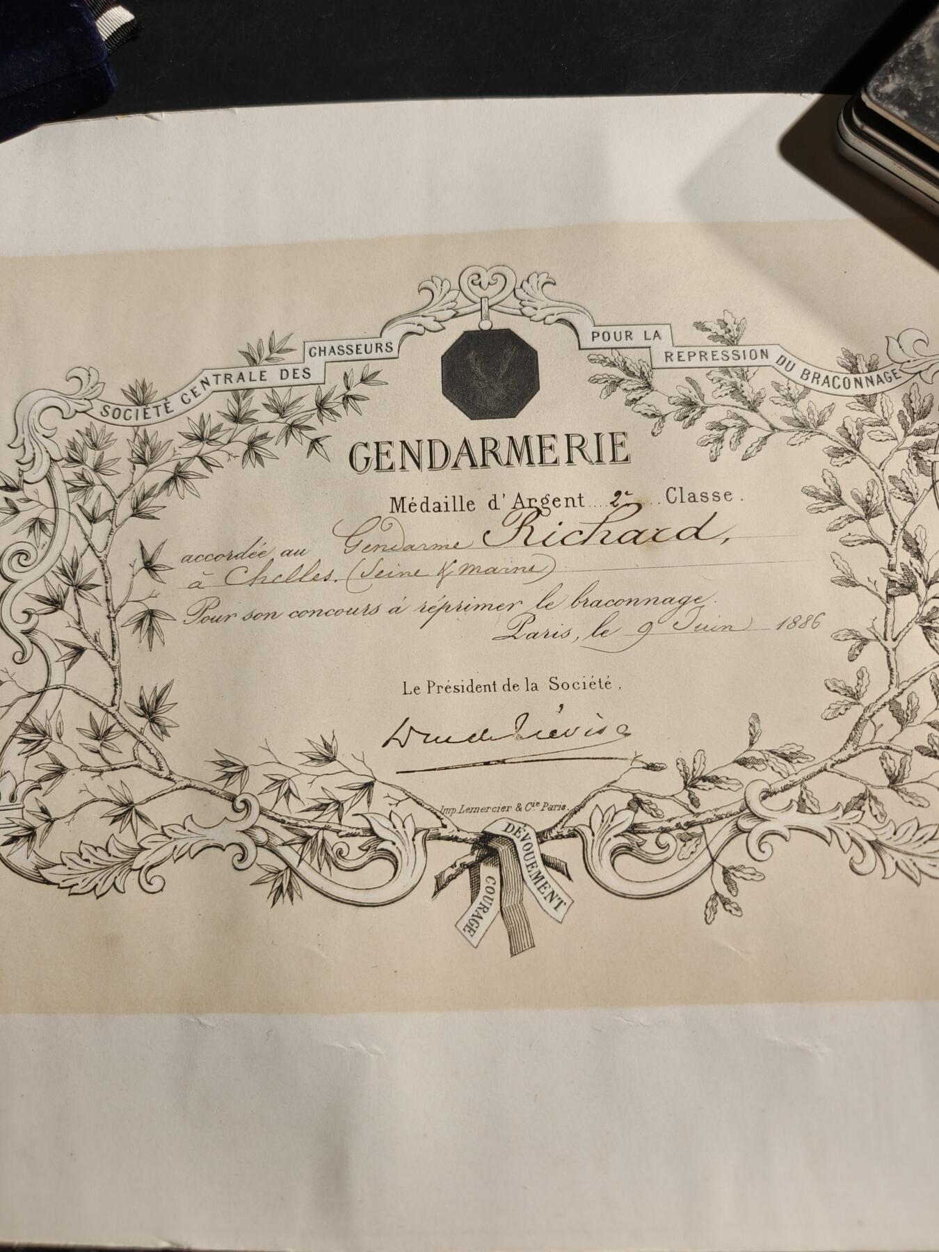 老王徽章第173期 法国反偷猎中央协会八角印章    少见原盒+证书     1879年授予      证书边缘有小折损 蜜蜂950银标    直径37mm    重量20g