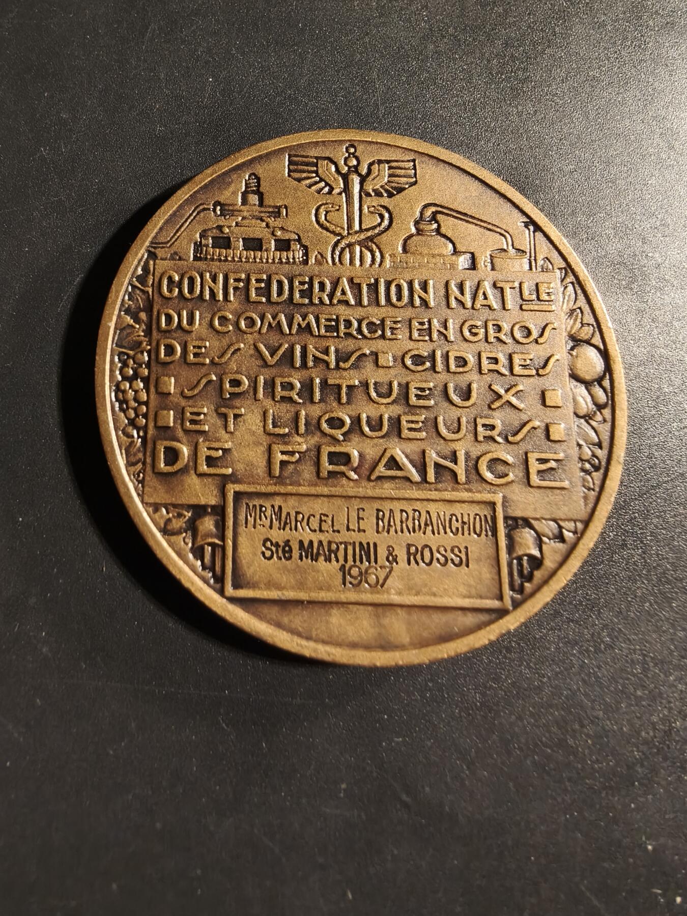 老王徽章第173期 法国全国葡萄酒、苹果酒、烈酒和利口酒批发贸易联合会大铜章       直径50mm      重量61.3g 