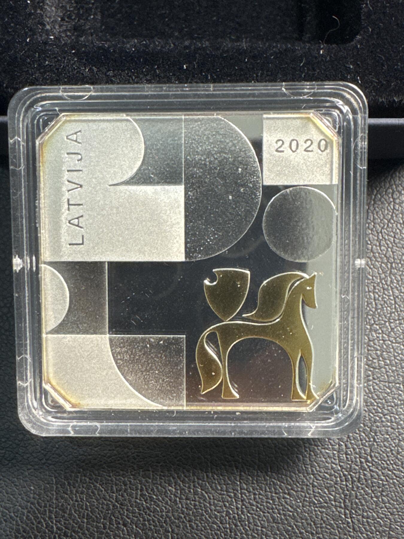 ❤️【币观天下】❤️ 第337期钱币拍卖- 2026.1.2周五晚上6点半场-长期征集拍品 获奖币 拉脱维亚2020年现代主义-二十世纪六十年代5欧元正方形精制纪念银币盒证齐全