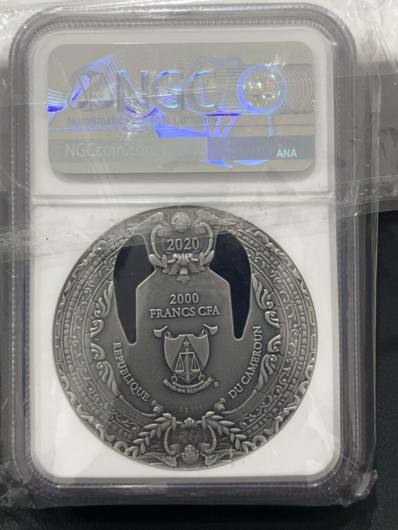 ❤️【币观天下】❤️ 第337期钱币拍卖- 2026.1.2周五晚上6点半场-长期征集拍品 喀麦隆天使系列首枚天使加百列镶嵌玻璃2盎司仿古银币，盒证齐全，ngc70