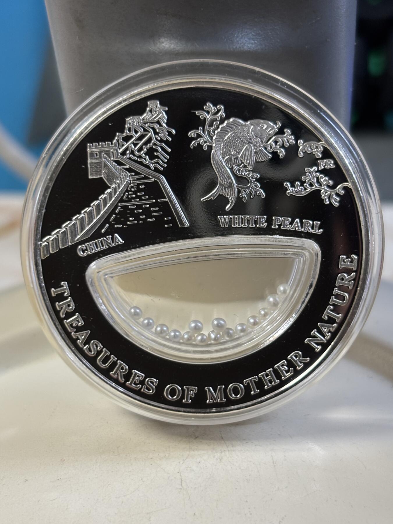 第186期拍卖 斐济2012年自然宝藏系列中空镶嵌中国白珍珠银币，999银，20克，发行999枚