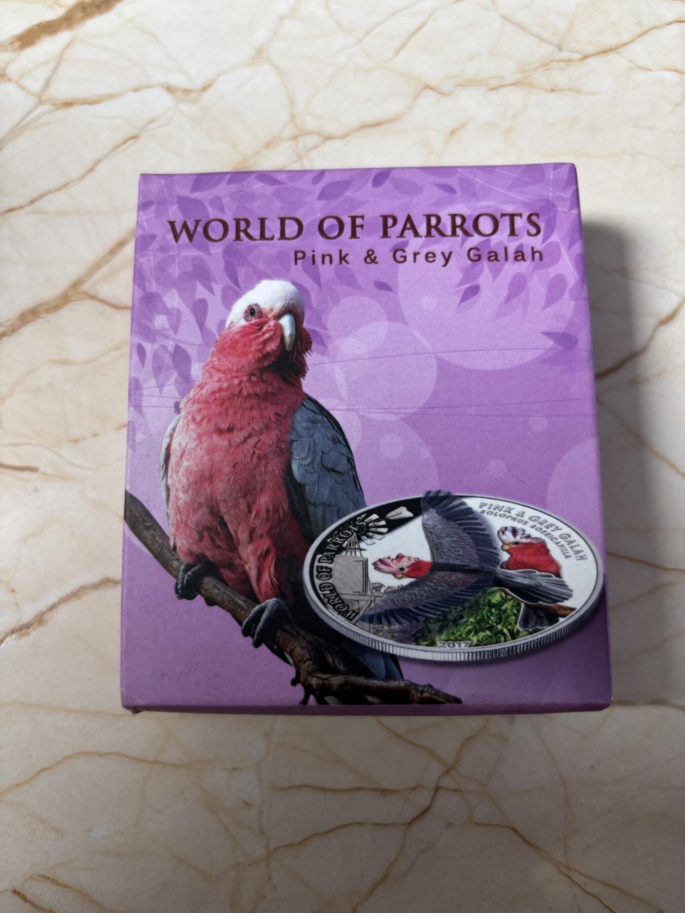 第186期拍卖 库克2017年3D立体展翅飞翔系列粉灰色凤头鹦鹉银币，925银，20克，发行2500枚