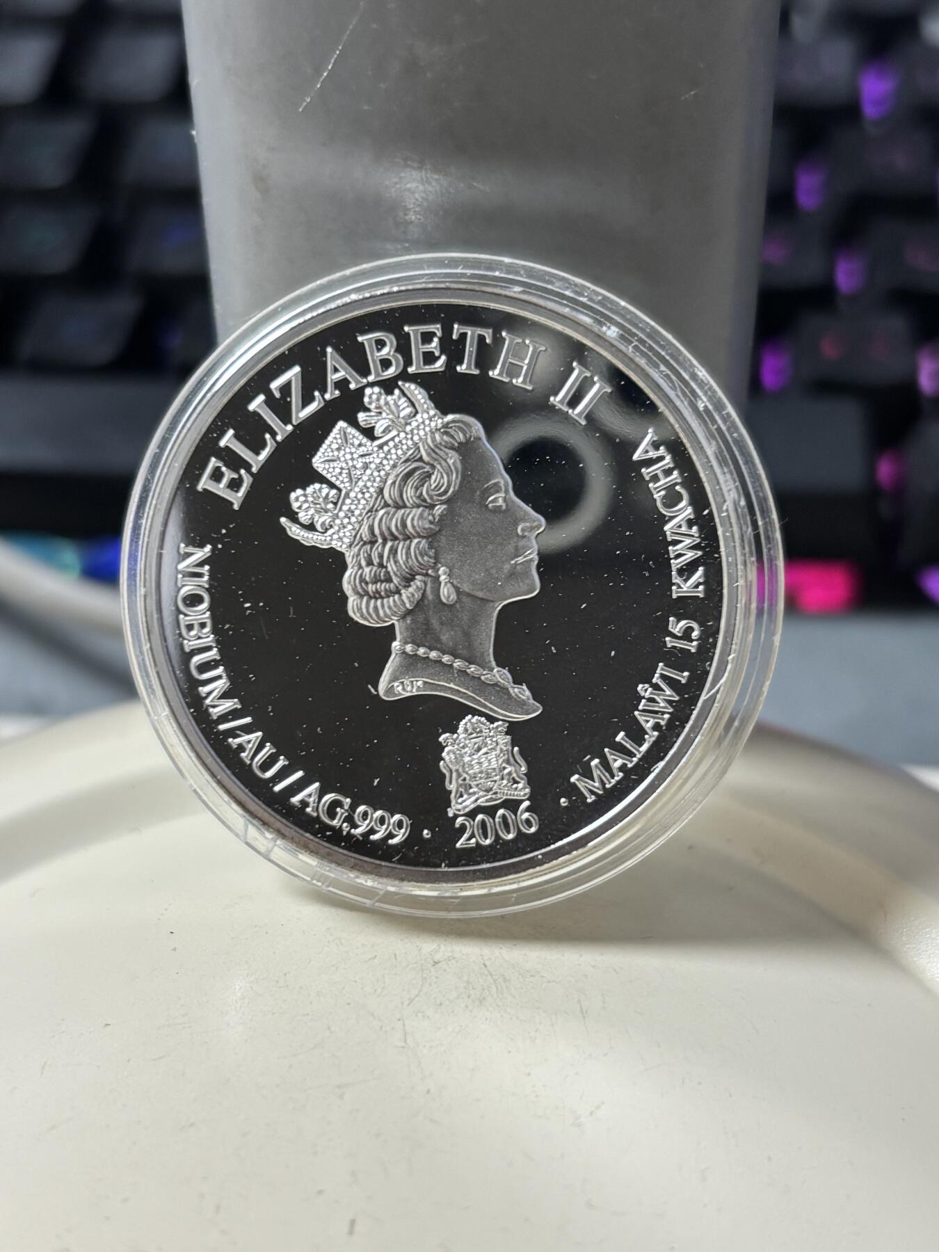 第186期拍卖 马拉维2006年德国勃兰登堡门银铌镀金三金属纪念币，999银/999铌/999金，20克/1.47克，38毫米，发行1000枚，有丝痕