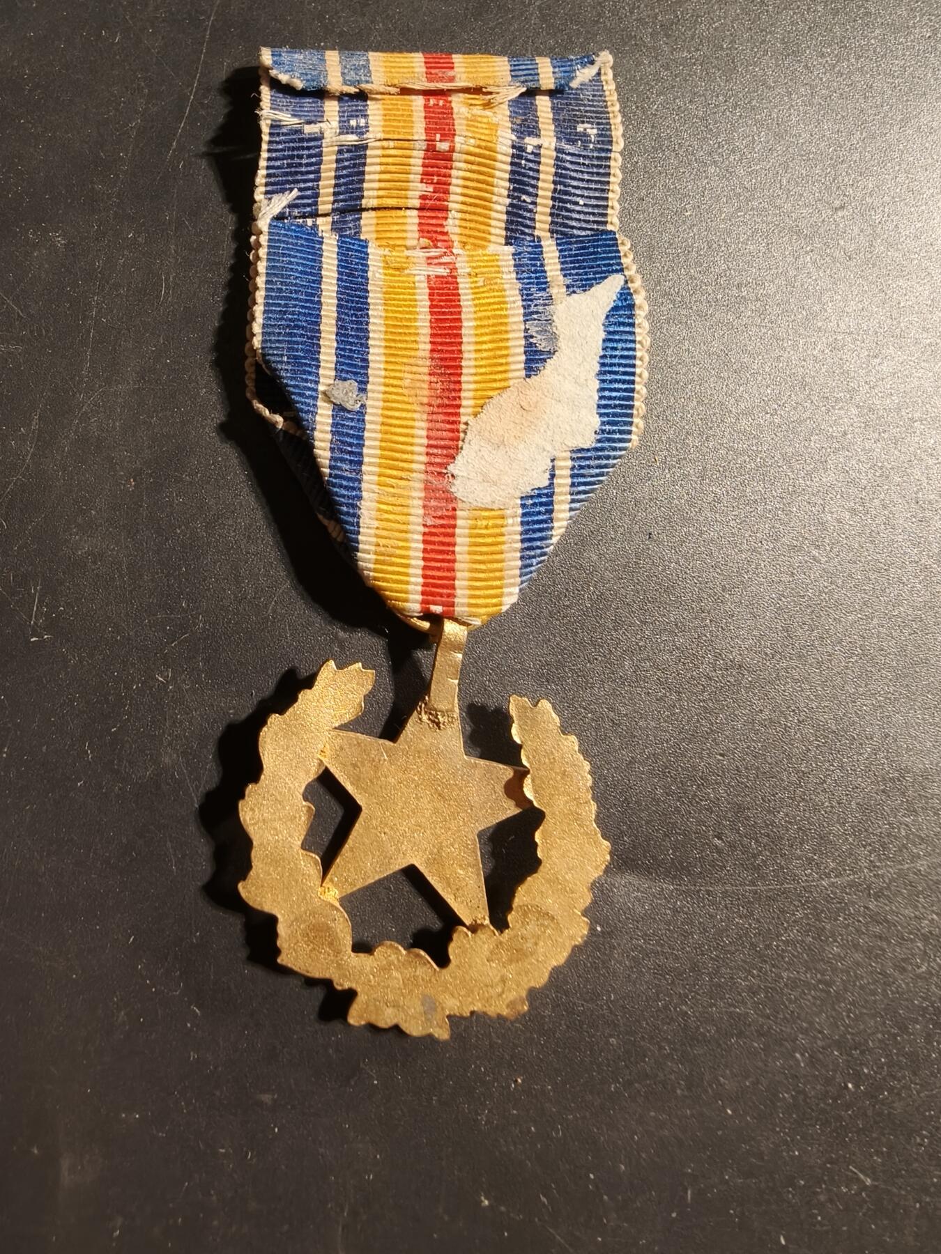 老王徽章第173期 法国战伤奖章    早期花环版    带塑料盒