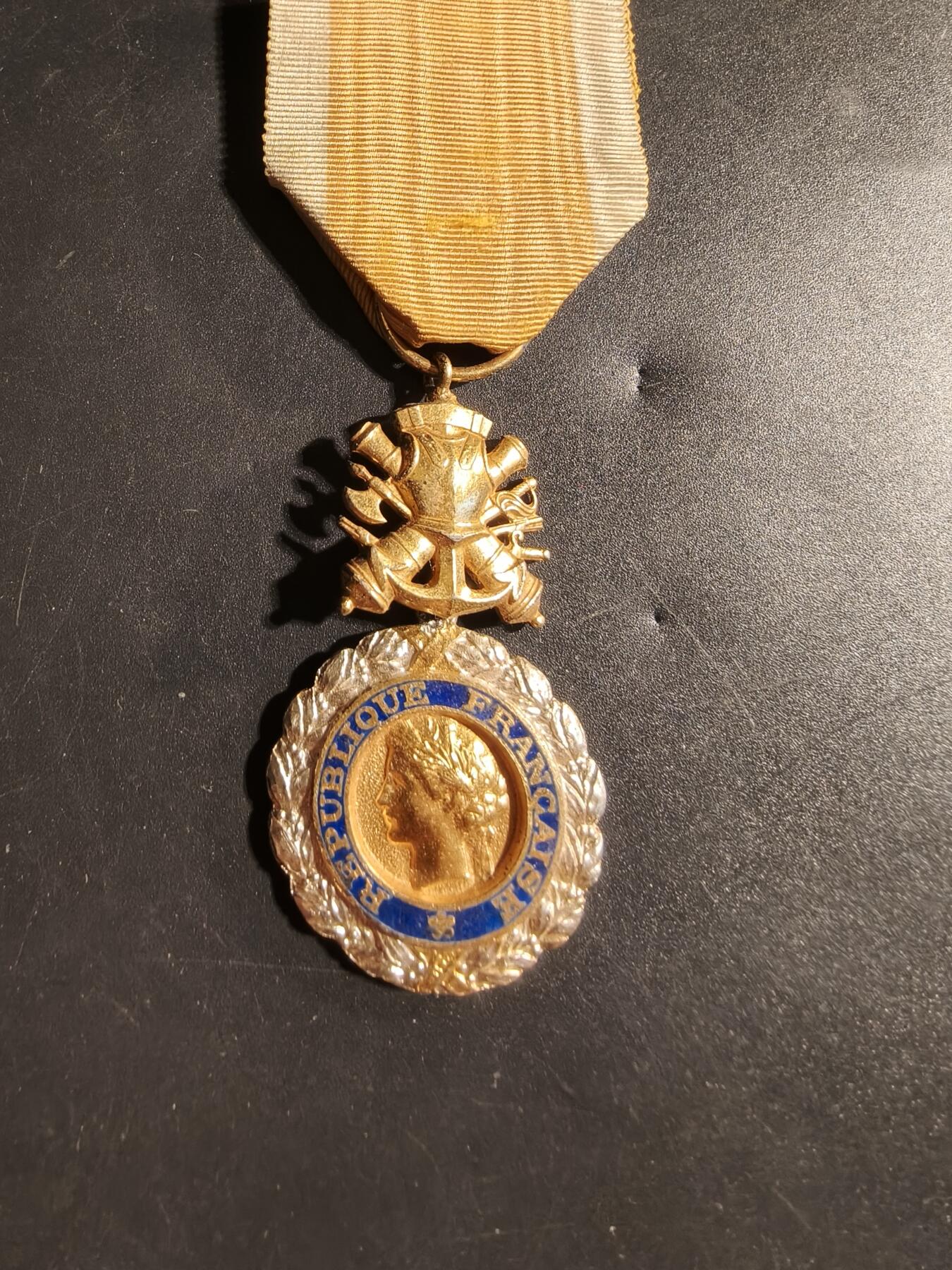 老王徽章第173期 法国军事奖章    五共早期版    950银镀金珐琅     18.7g