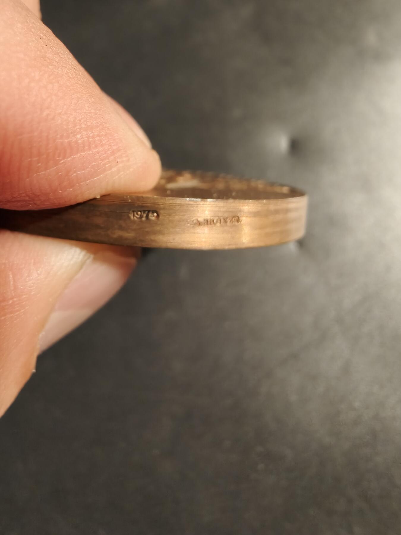 老王徽章第173期 1975年法国普瓦提埃市邮政和行政部门大铜章      直径50mm     重量77.8g