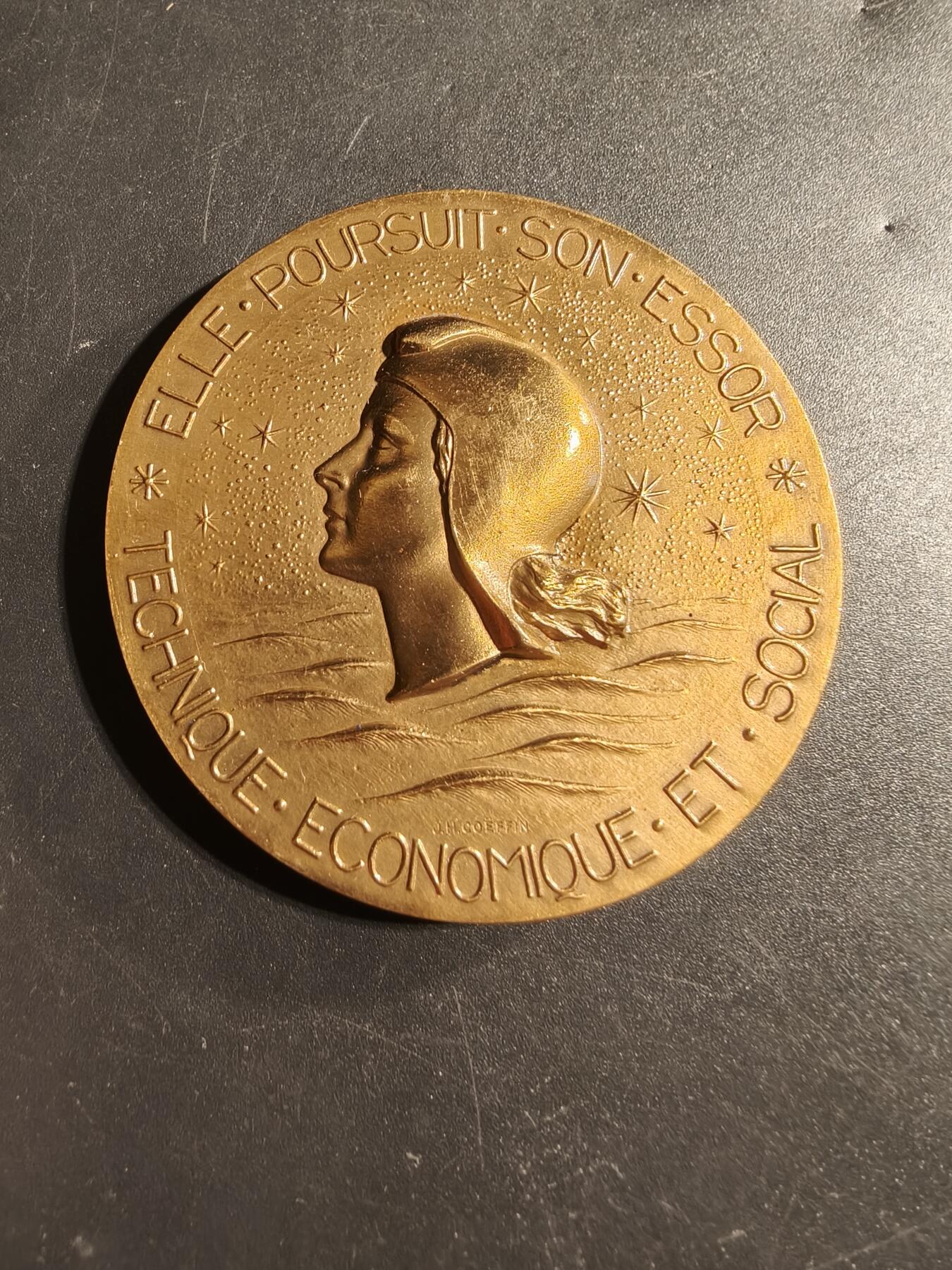 老王徽章第173期 法国国家大西洋航运公司纪念“法国号”邮轮1962年首航大铜章      原盒       直径54mm      重量74.9g 