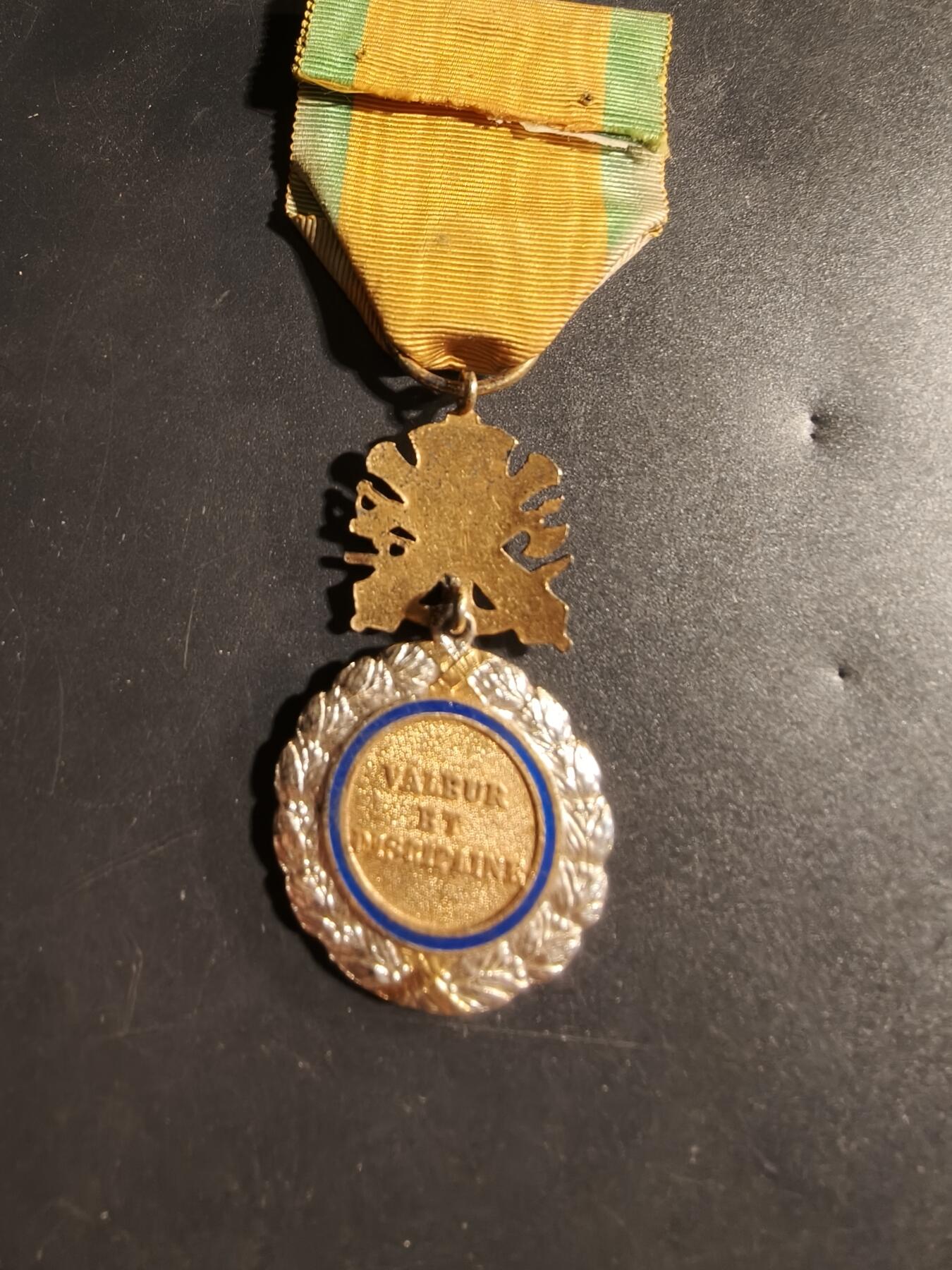 老王徽章第173期 法国军事奖章    五共早期版    950银镀金珐琅     18.7g