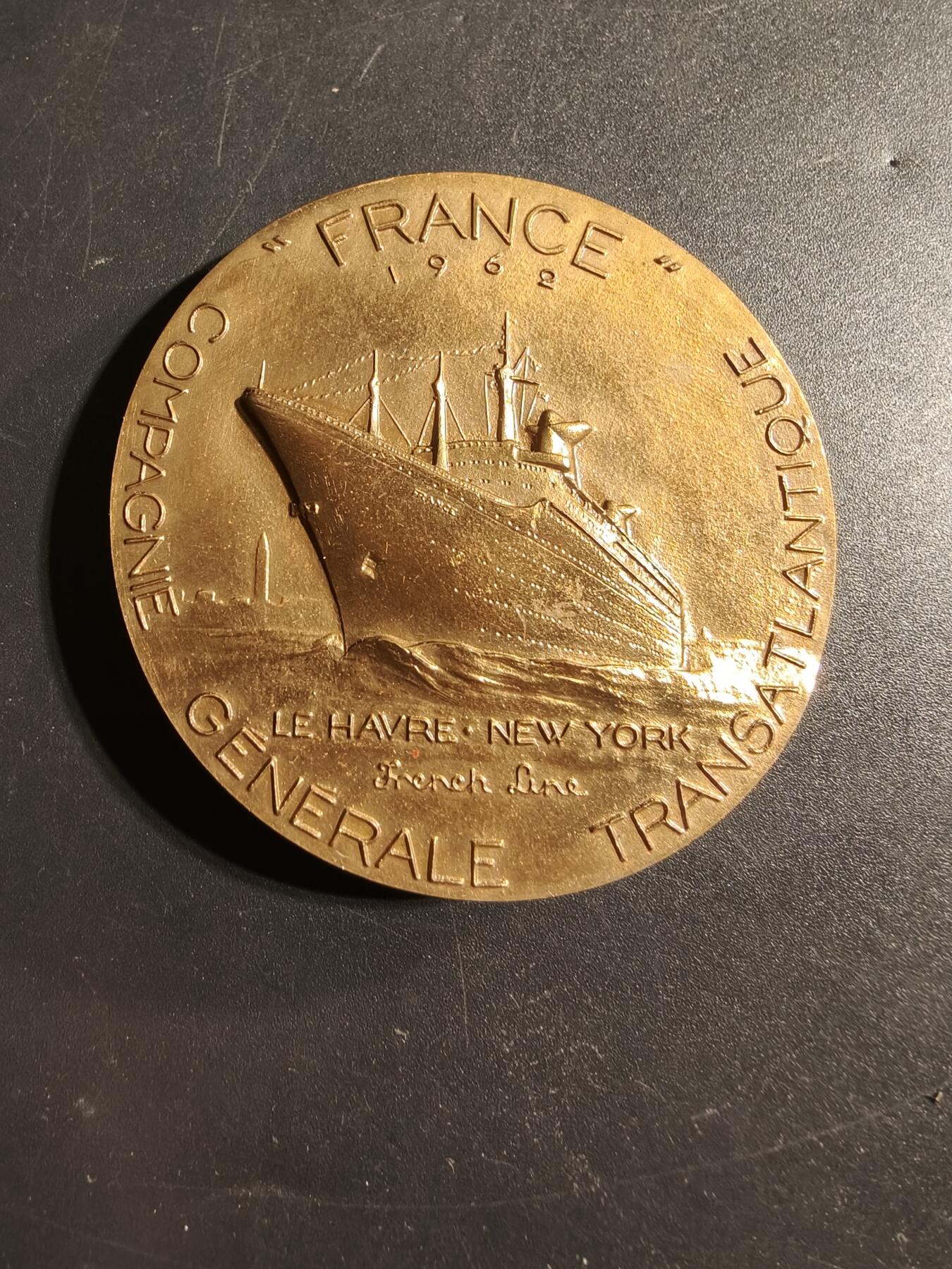 老王徽章第173期 法国国家大西洋航运公司纪念“法国号”邮轮1962年首航大铜章      原盒       直径54mm      重量74.9g 