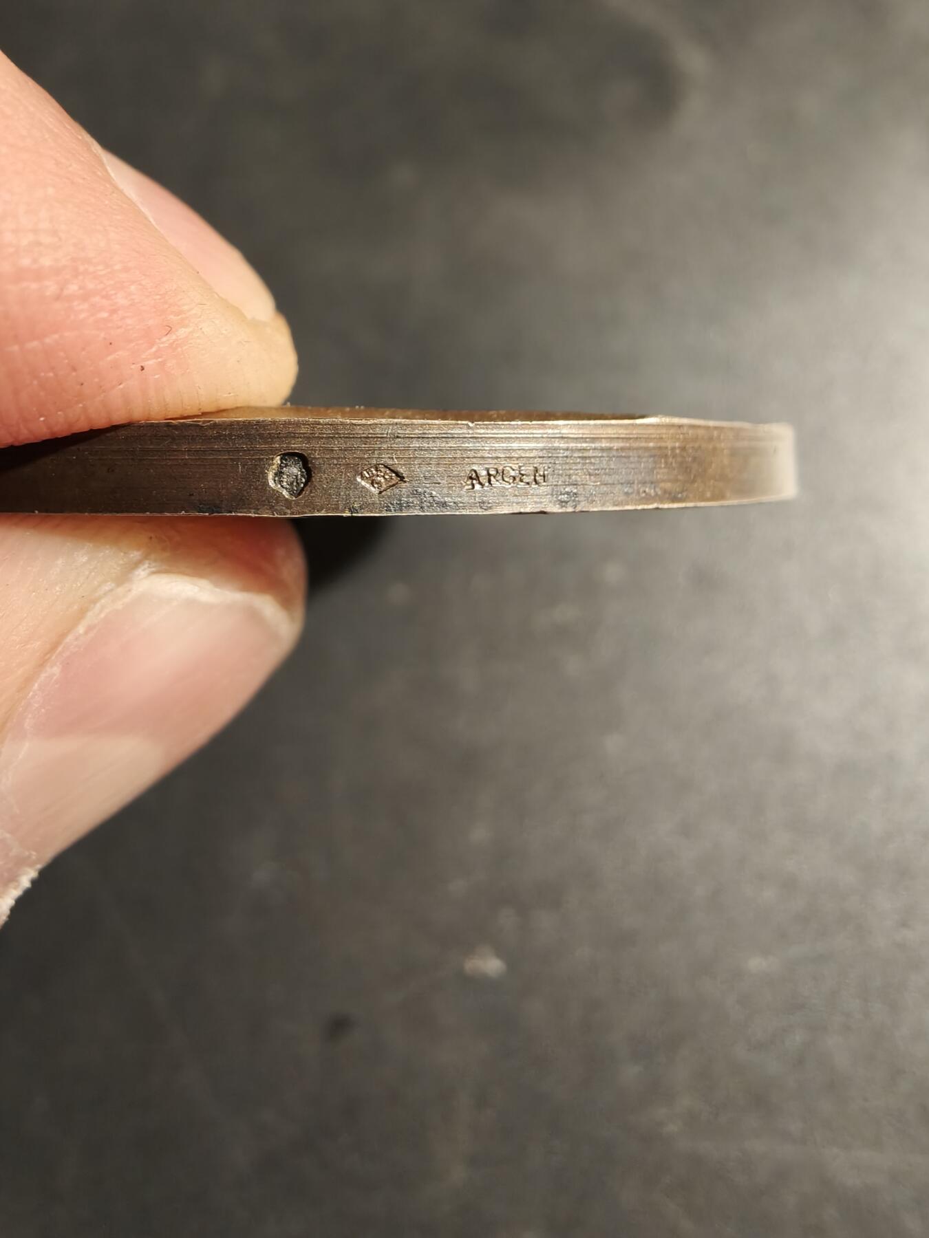 老王徽章第173期 法国橄榄枝女神镀金大银章     950银镀金    原盒美品    直径58mm     重量101.3g