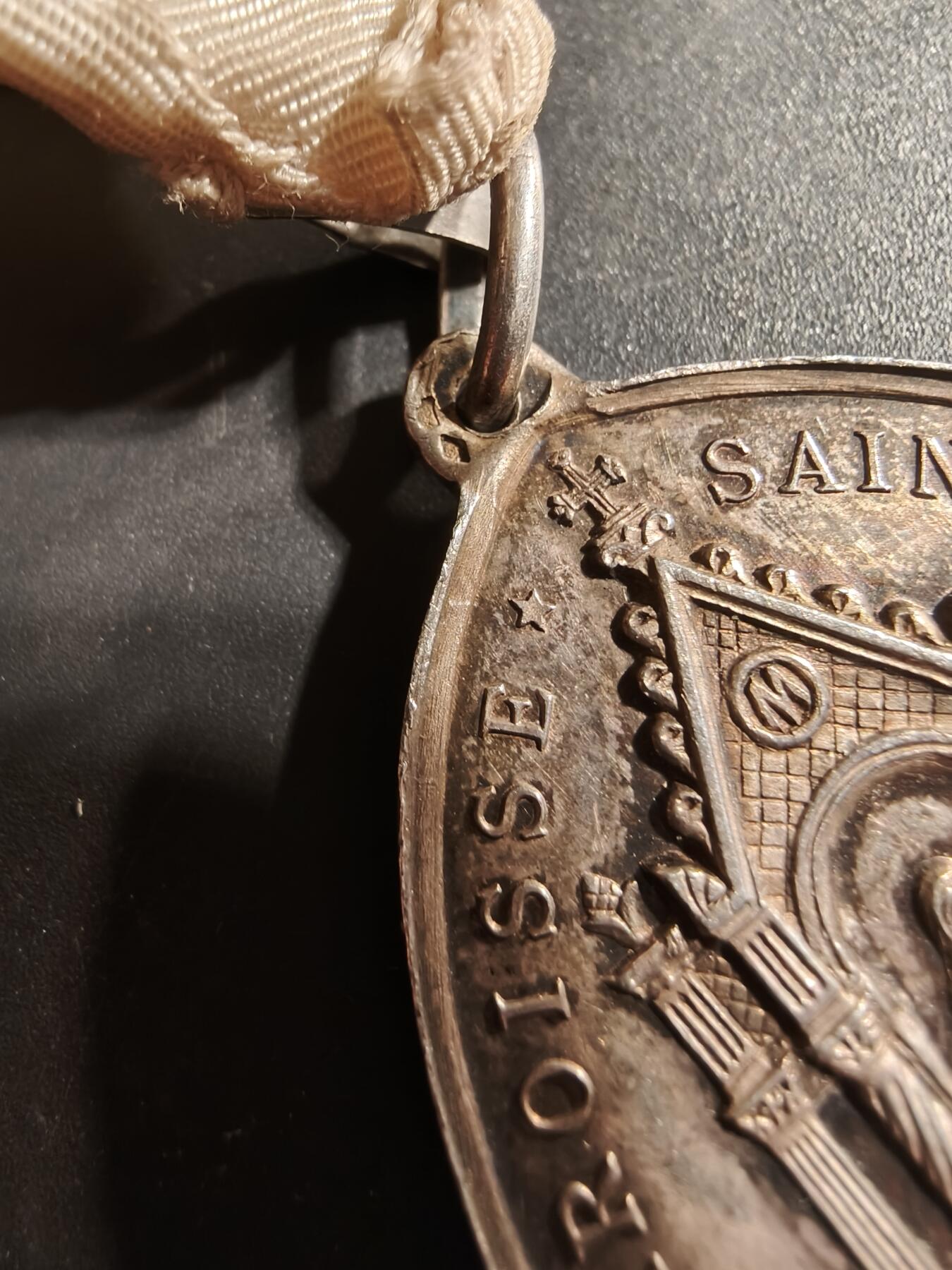 老王徽章第173期 法国天主教会圣母玛利亚儿童会大银章    950银    48×28mm     重量21.4g