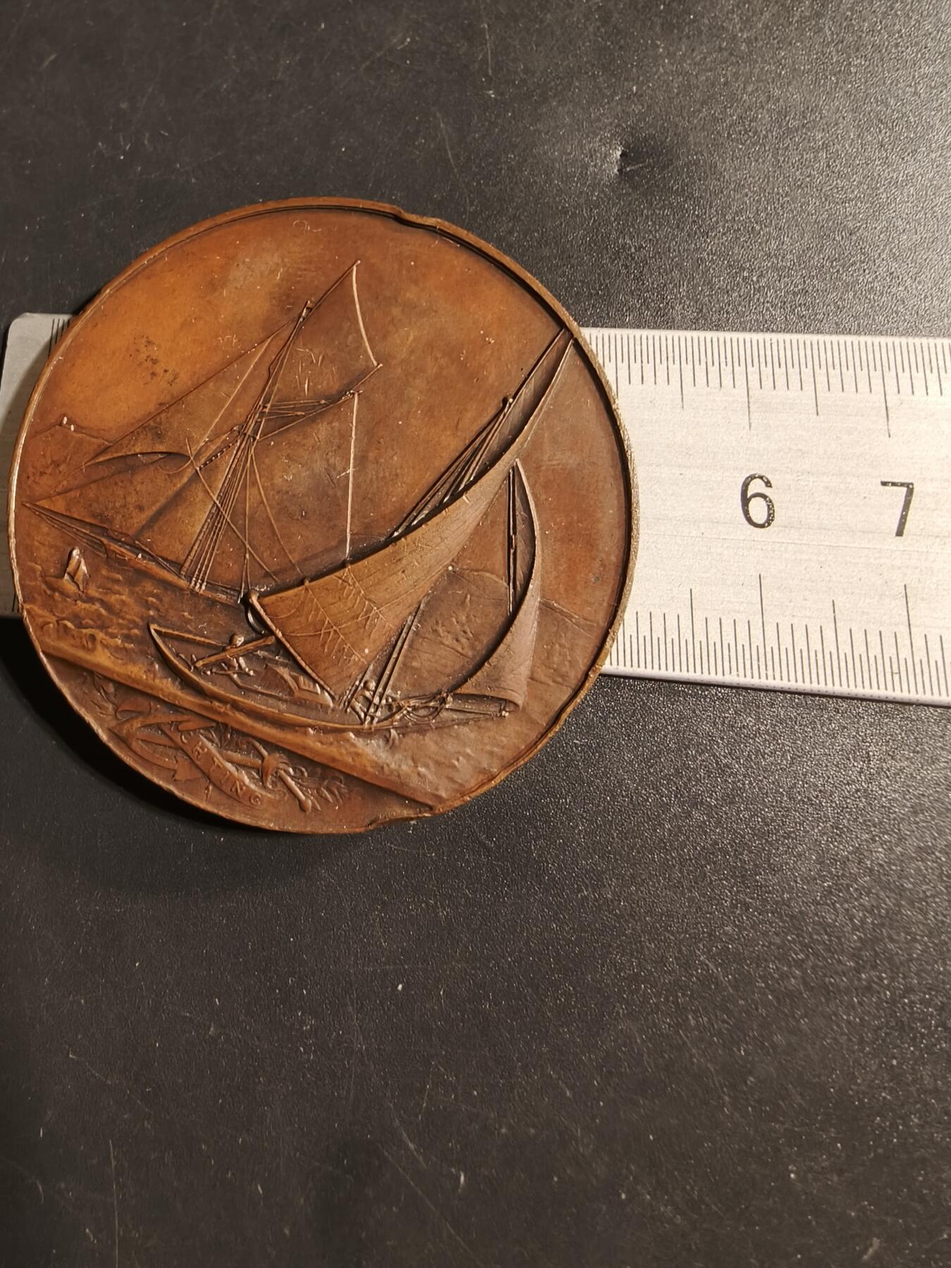 老王徽章第173期 法国1895年戛纳航海协会国际帆船赛大铜章      cuivre铜标     直径50mm     重量58.6g 