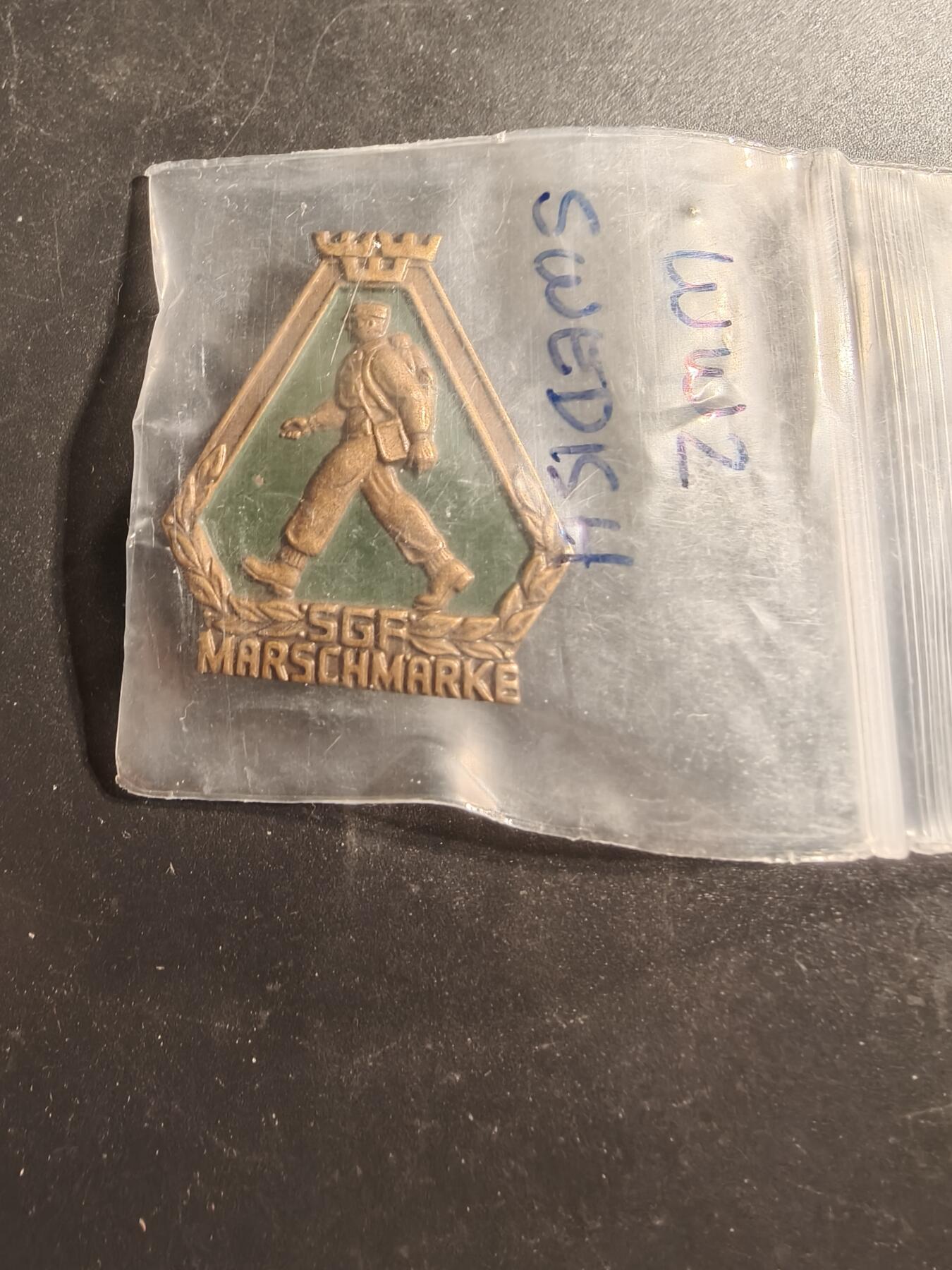 老王徽章第173期 二战时期瑞典行军证章    铜质珐琅