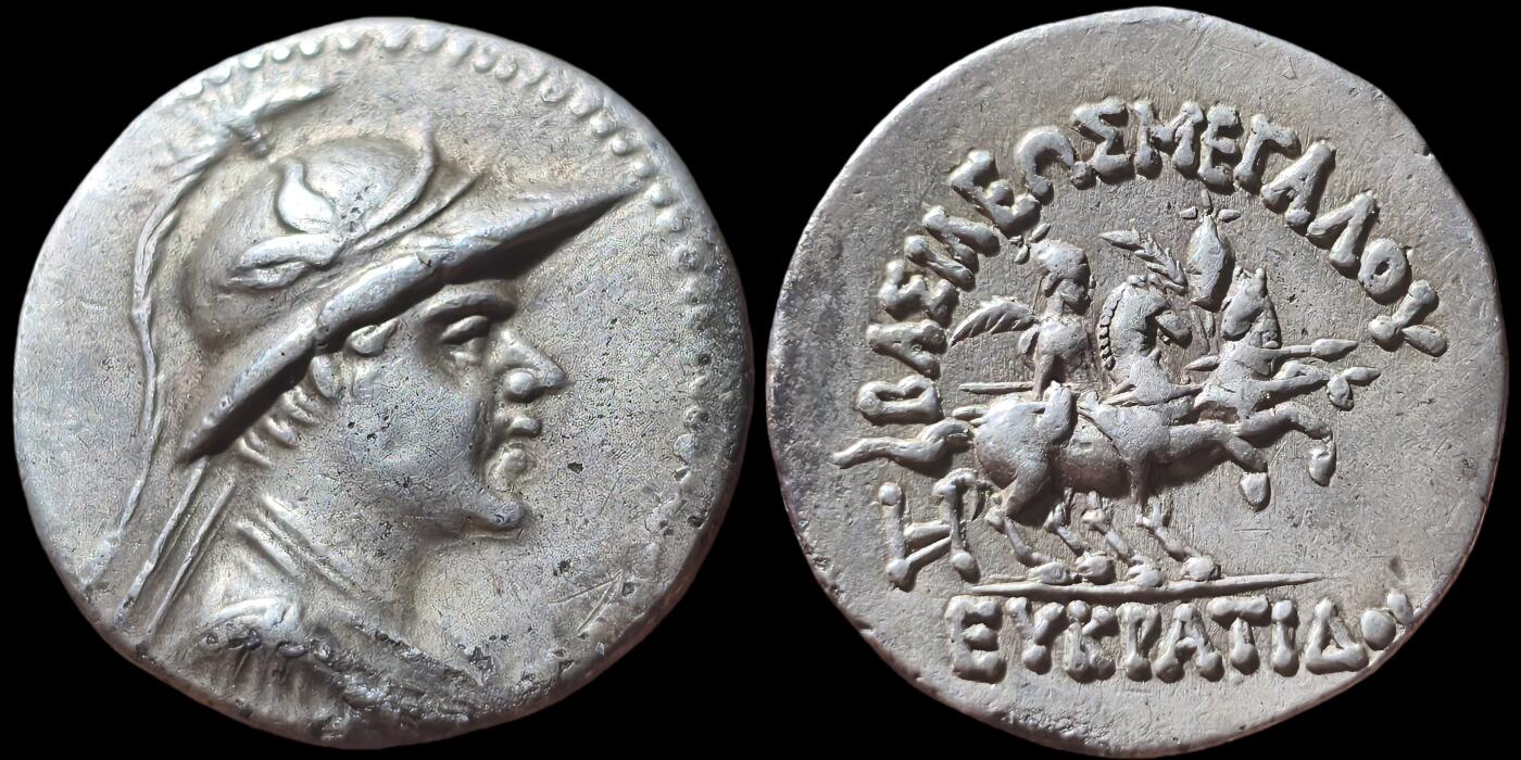 星盘世界钱币2026一月十日新年古典精品大拍 精彩纷呈 典藏名品美品！希腊化-中亚 巴克特里亚王国-欧克拉提德斯国王 1德拉克马银币 背面是狄俄斯库里兄弟骑兵 文骑马面王像，品相非常漂亮，铭文清晰图案全美，底板光滑平整，而且这种类型的着盔版非常少见，这一枚应该是普什卡拉瓦提造币厂的