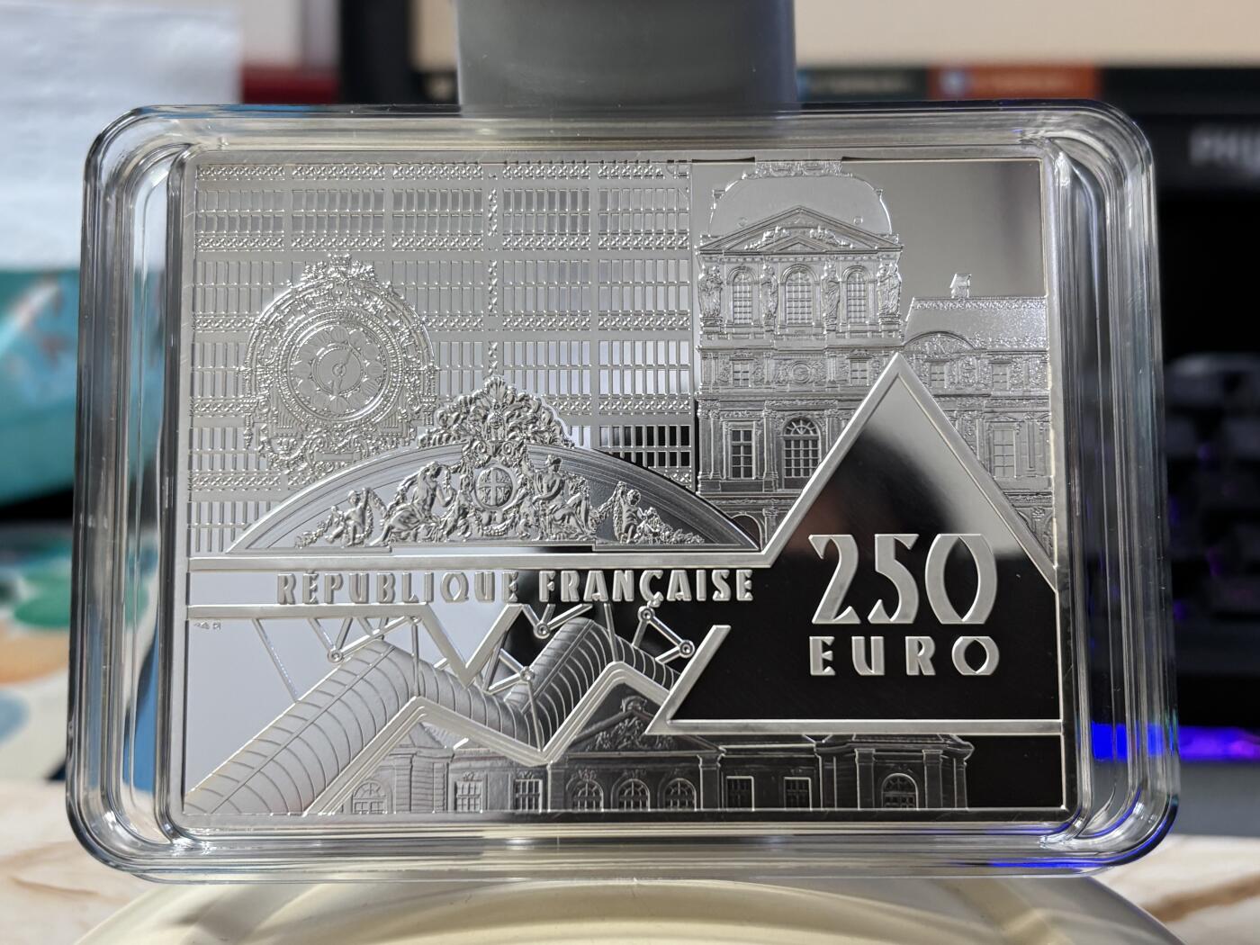 第186期拍卖 法国2023年卢浮宫杰作自由引导人民500克彩色银币，999银，500克，编号096