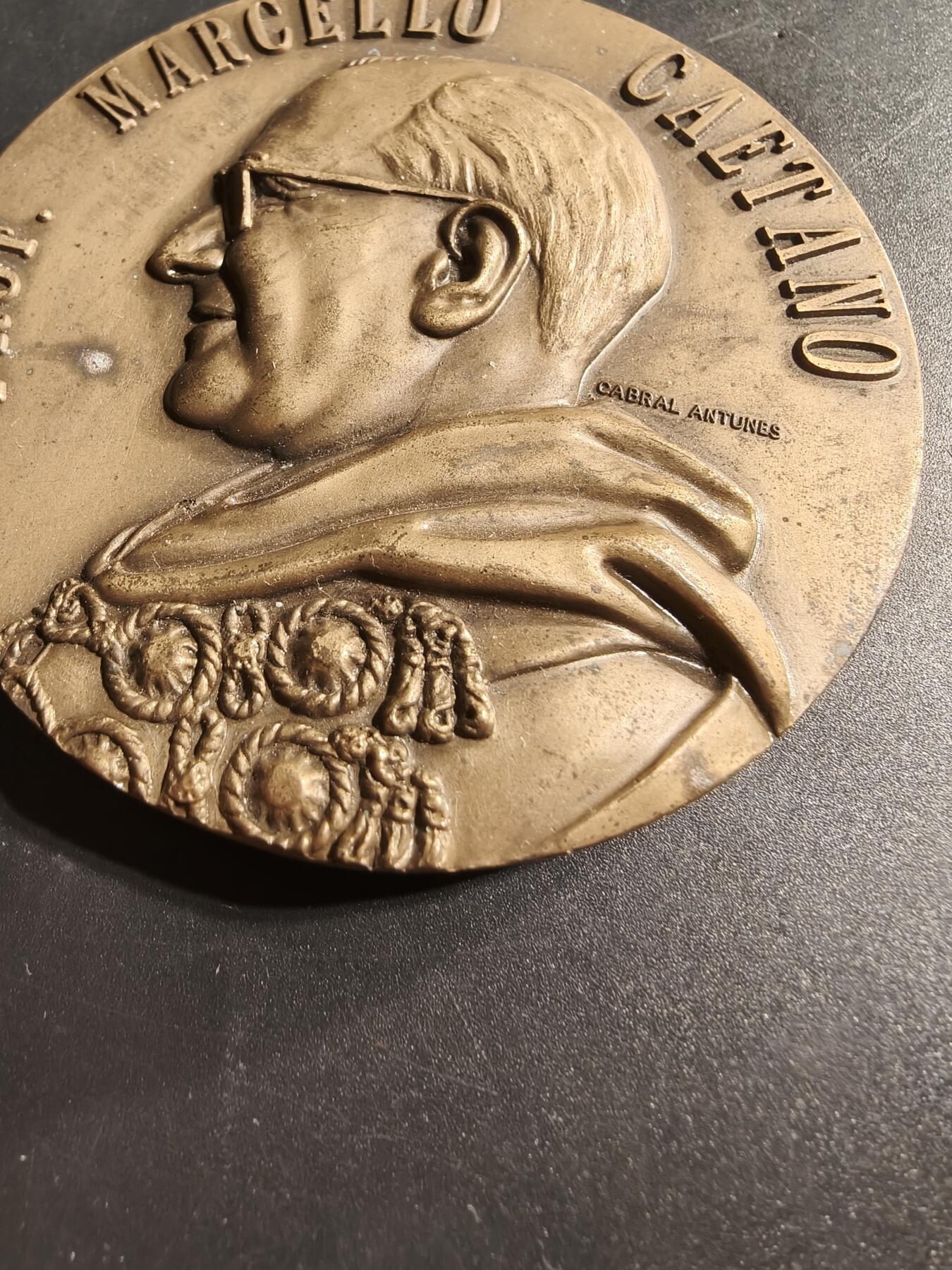 老王徽章第173期 葡萄牙里斯本大学法学院40周年大铜章     高浮雕      直径80mm     重量208.3g